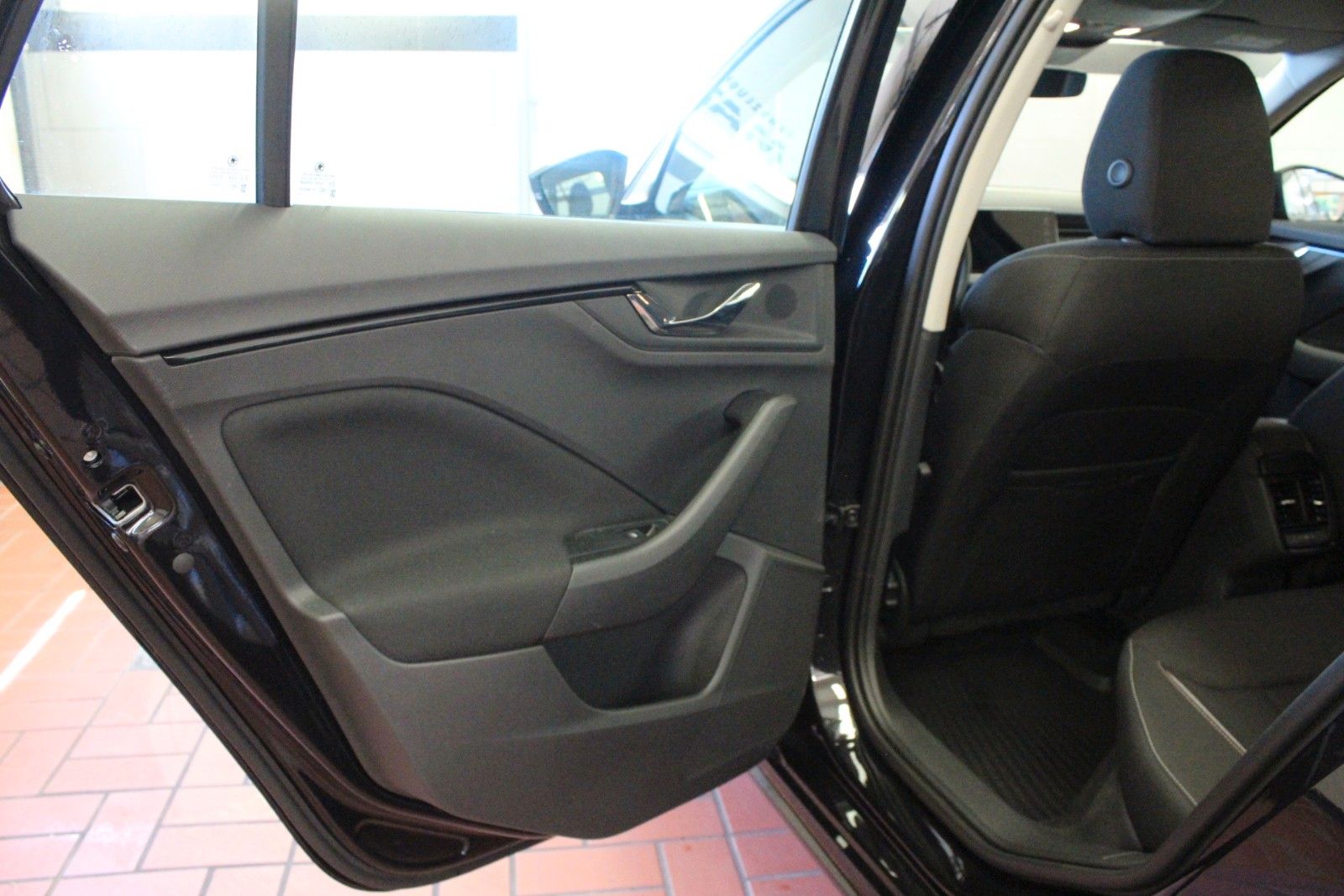 Fahrzeugabbildung SKODA Kamiq 1.0 TSI 85kW Selection *AHK schwenkbar*