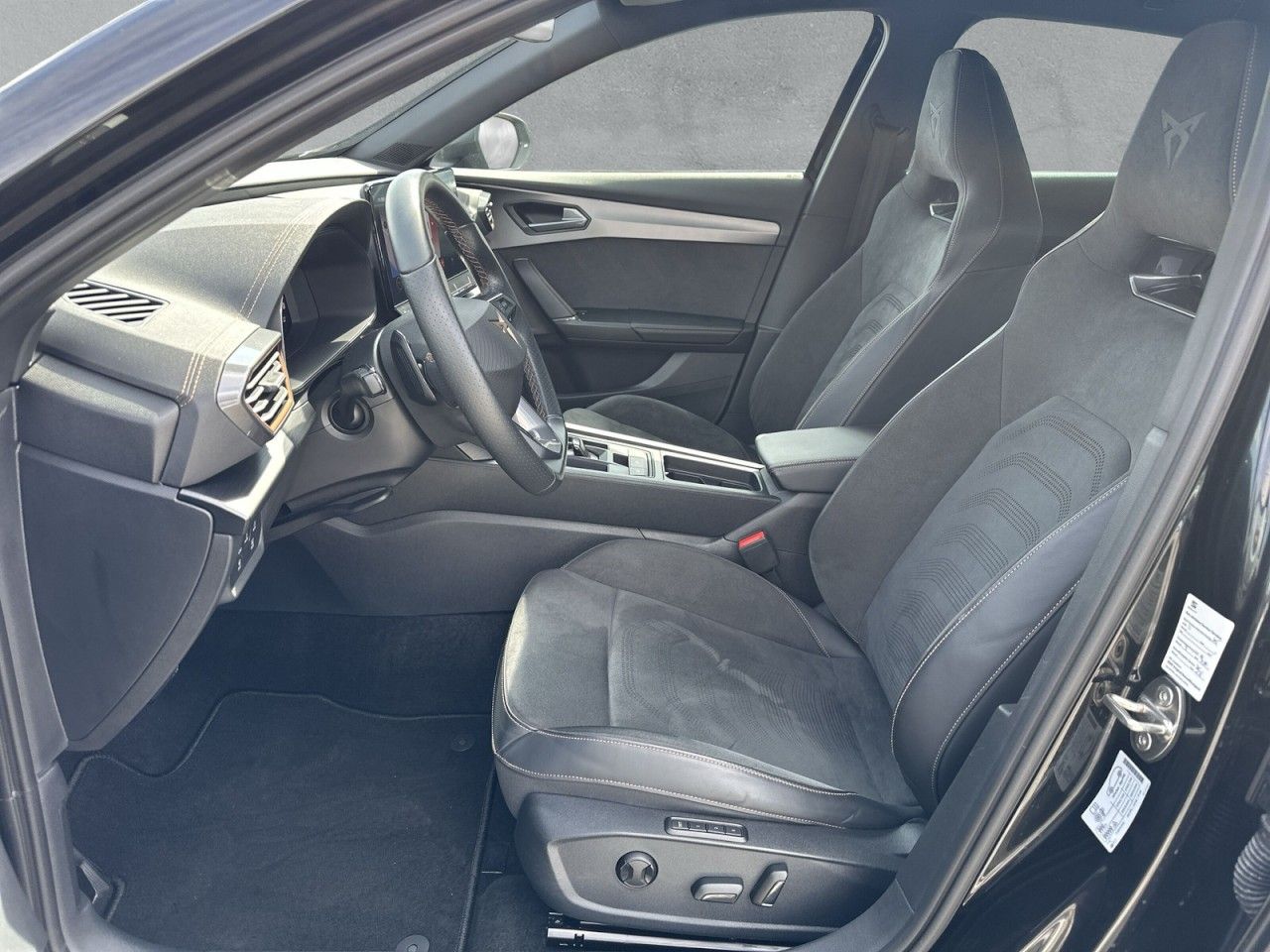 Fahrzeugabbildung CUPRA Formentor VZ Tribe Edition 2.0 TSI 4Drive 310 PS - mit KI generiert/bearbeitet