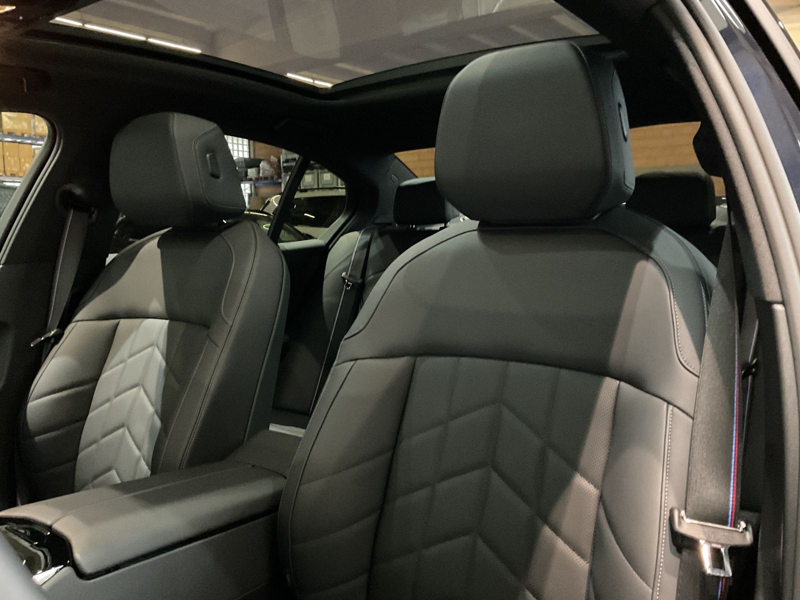 Fahrzeugabbildung BMW i5 M60 xDrive Sitzbelüftung vorn, Glasdach, Limo