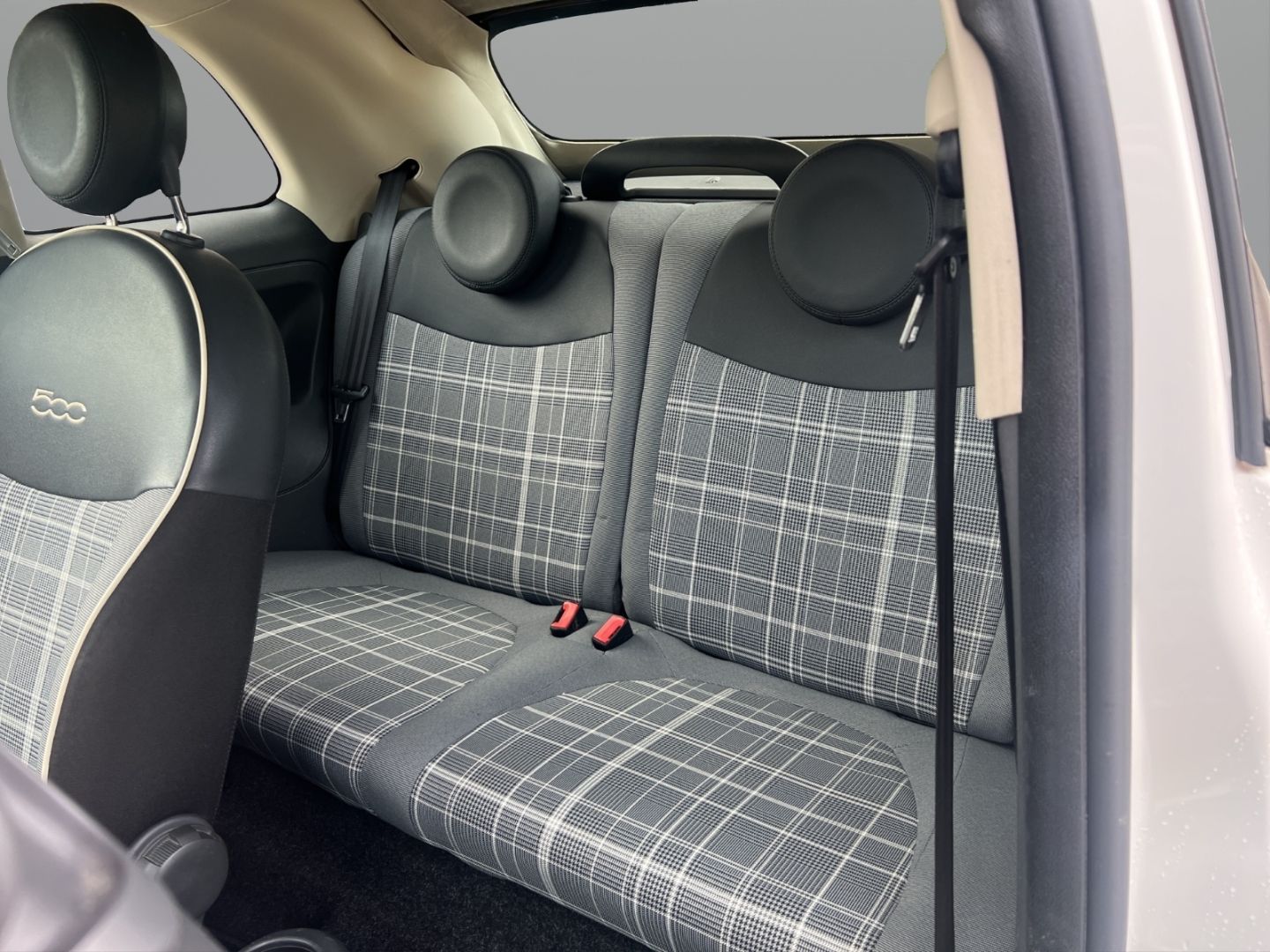 Fahrzeugabbildung Fiat 500 Lounge 1.2 8V Faltdach Musikstreaming SD Tel