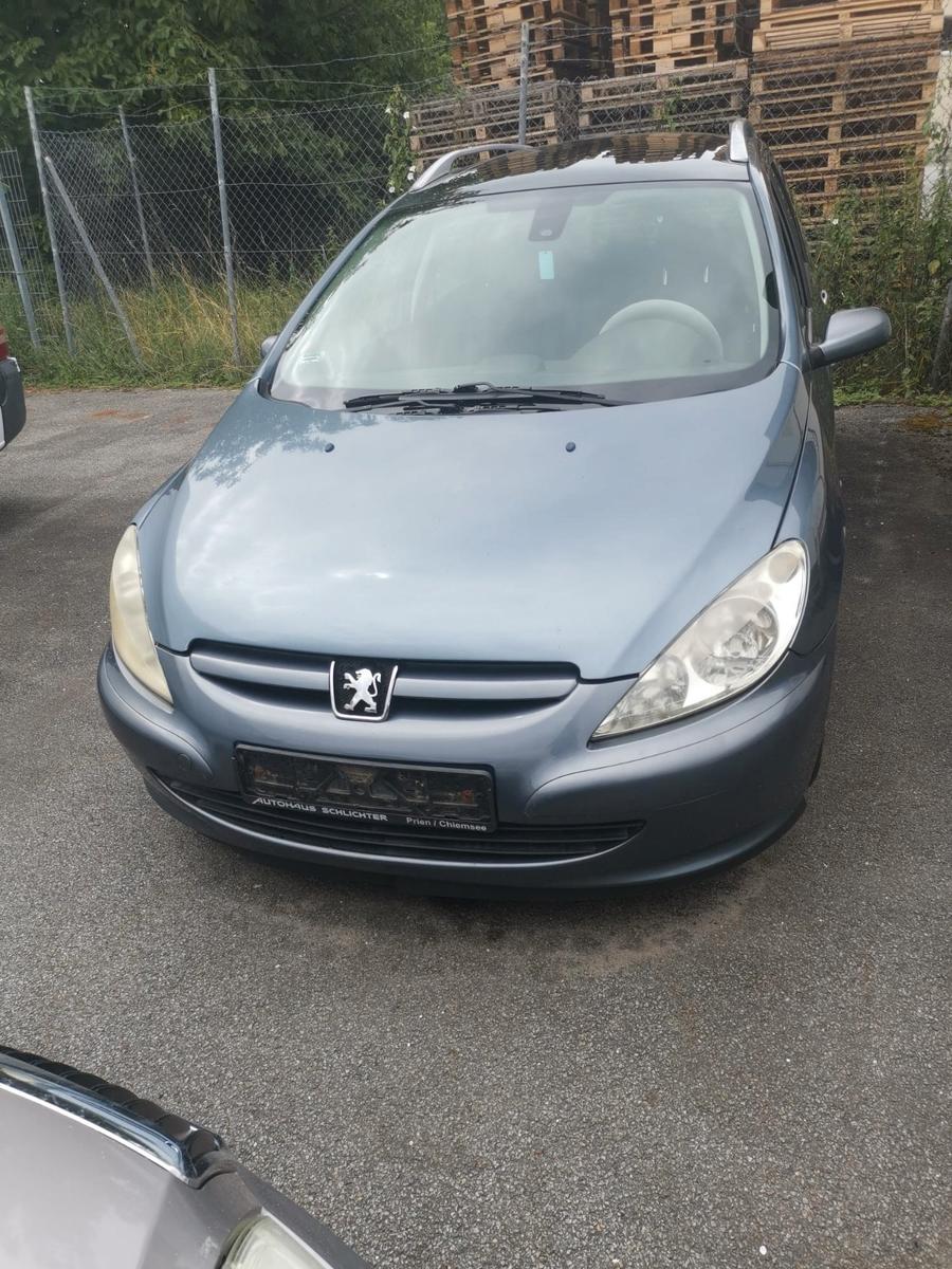 Peugeot 307 2004 — rear view