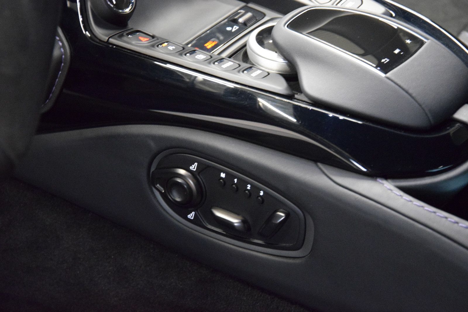 Fahrzeugabbildung Aston Martin V8 Vantage 4.0 V8 02/2027 Garantie