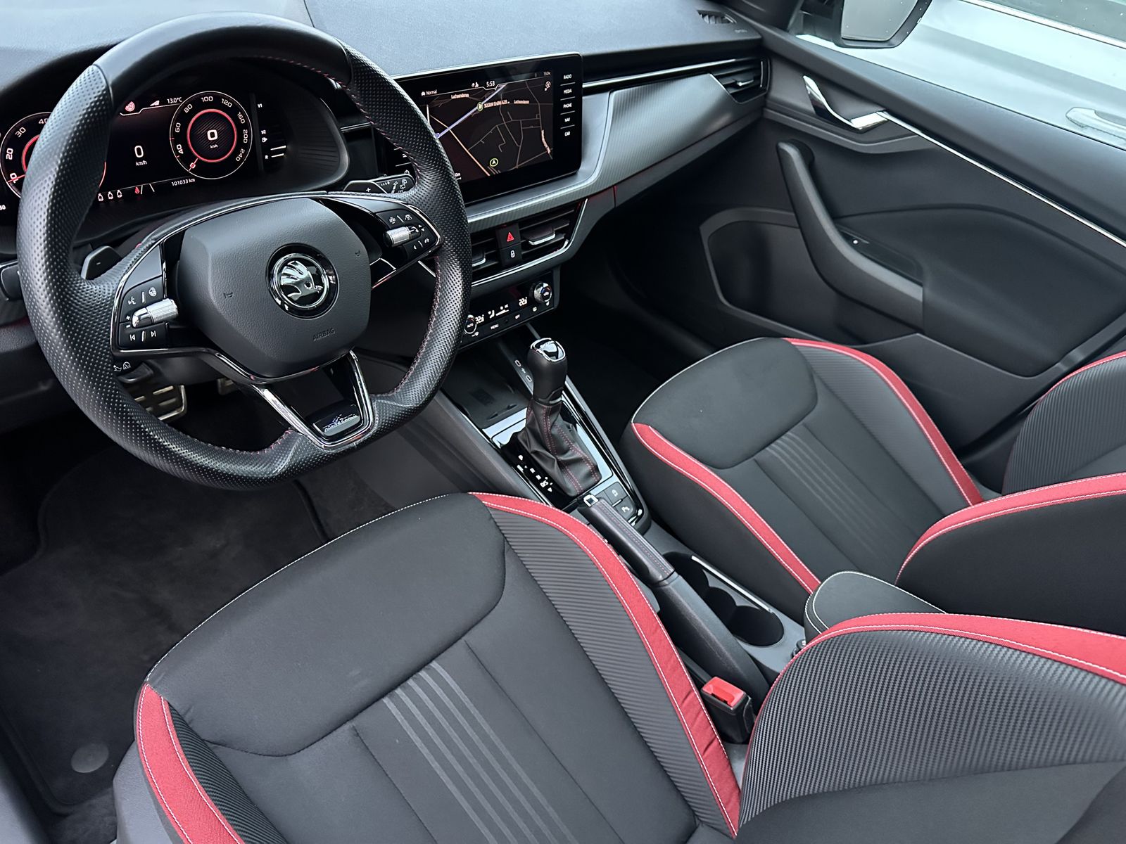 Fahrzeugabbildung SKODA Kamiq 1.5 TSI DSG Monte Carlo NAV+LED+ACC+PANO