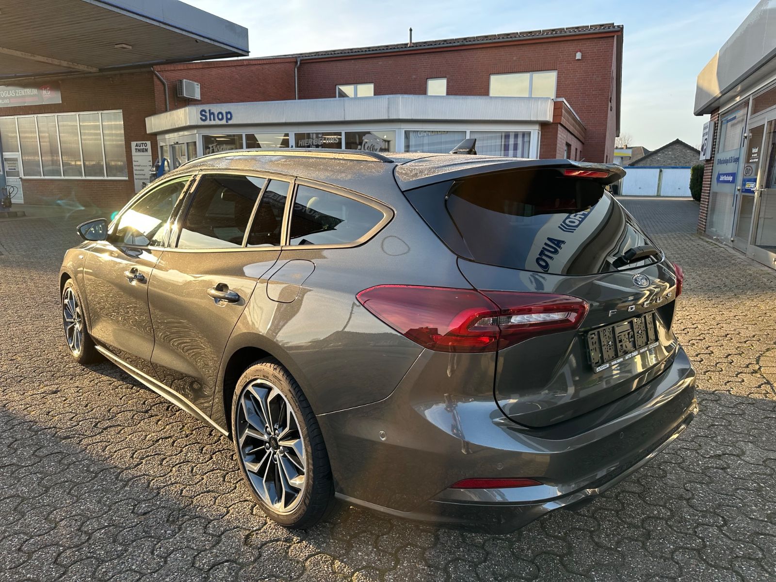 Fahrzeugabbildung Ford Focus Turnier 1.0 ST-Line X Pano/ACC/Matrix/Navi