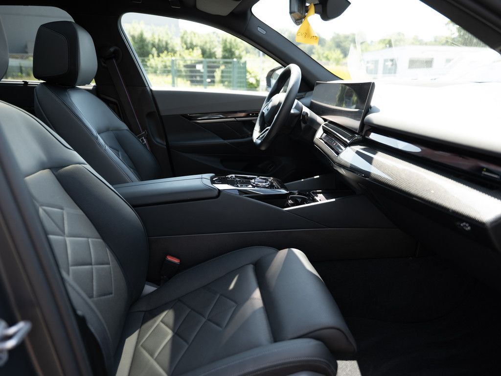BMW i5 Touring 40 xDrive M-Sport Pro PANO AHK B&W foto 8