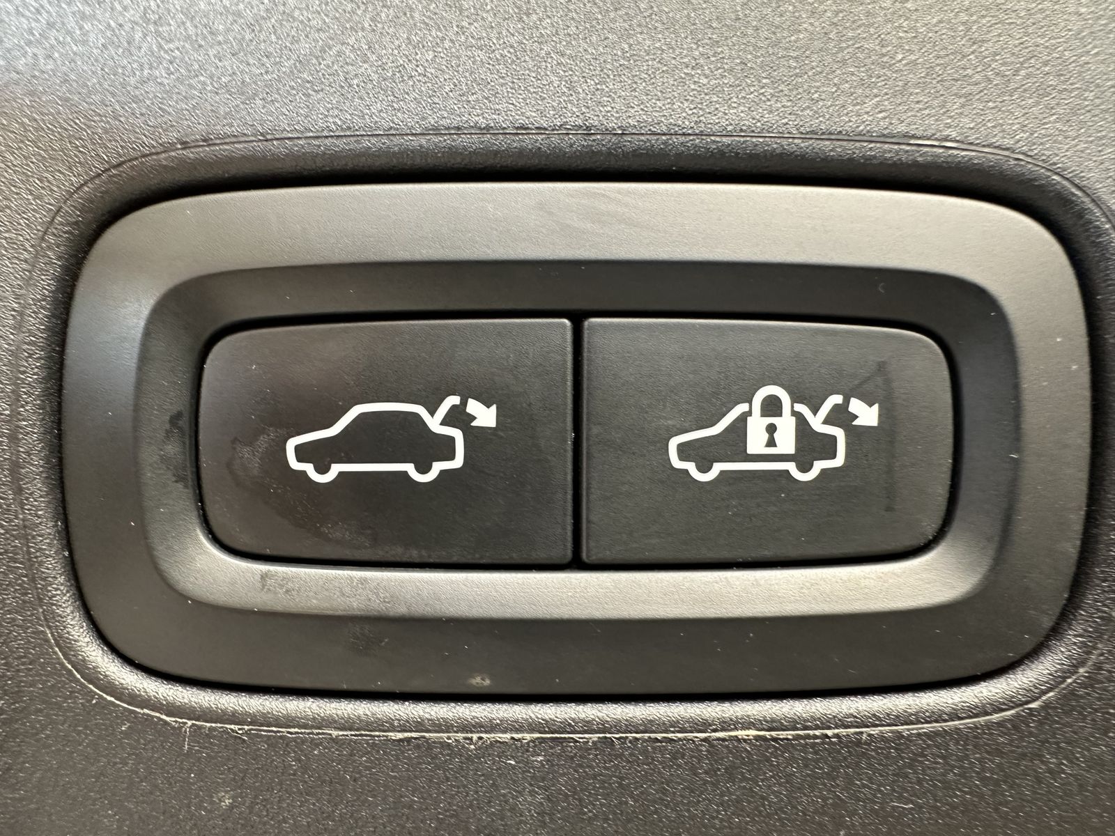 Fahrzeugabbildung Volvo V90 T6 Plus Dark Plug-In Hybrid AWD NAV+LED+AHK