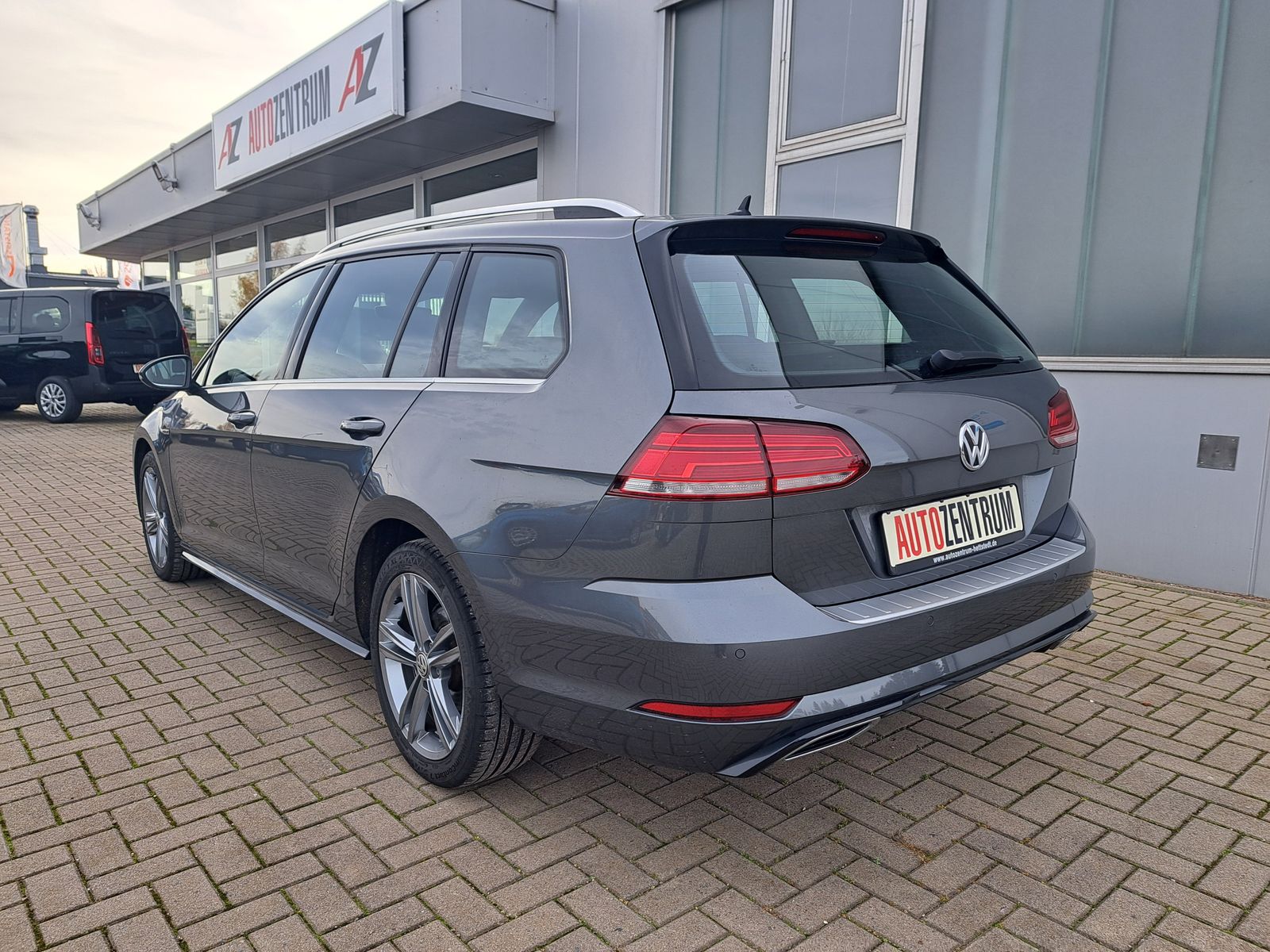 Fahrzeugabbildung Volkswagen Golf 2x R-LINE 1.5TSI DSG LED DYNAUDIO-SOUND ACC