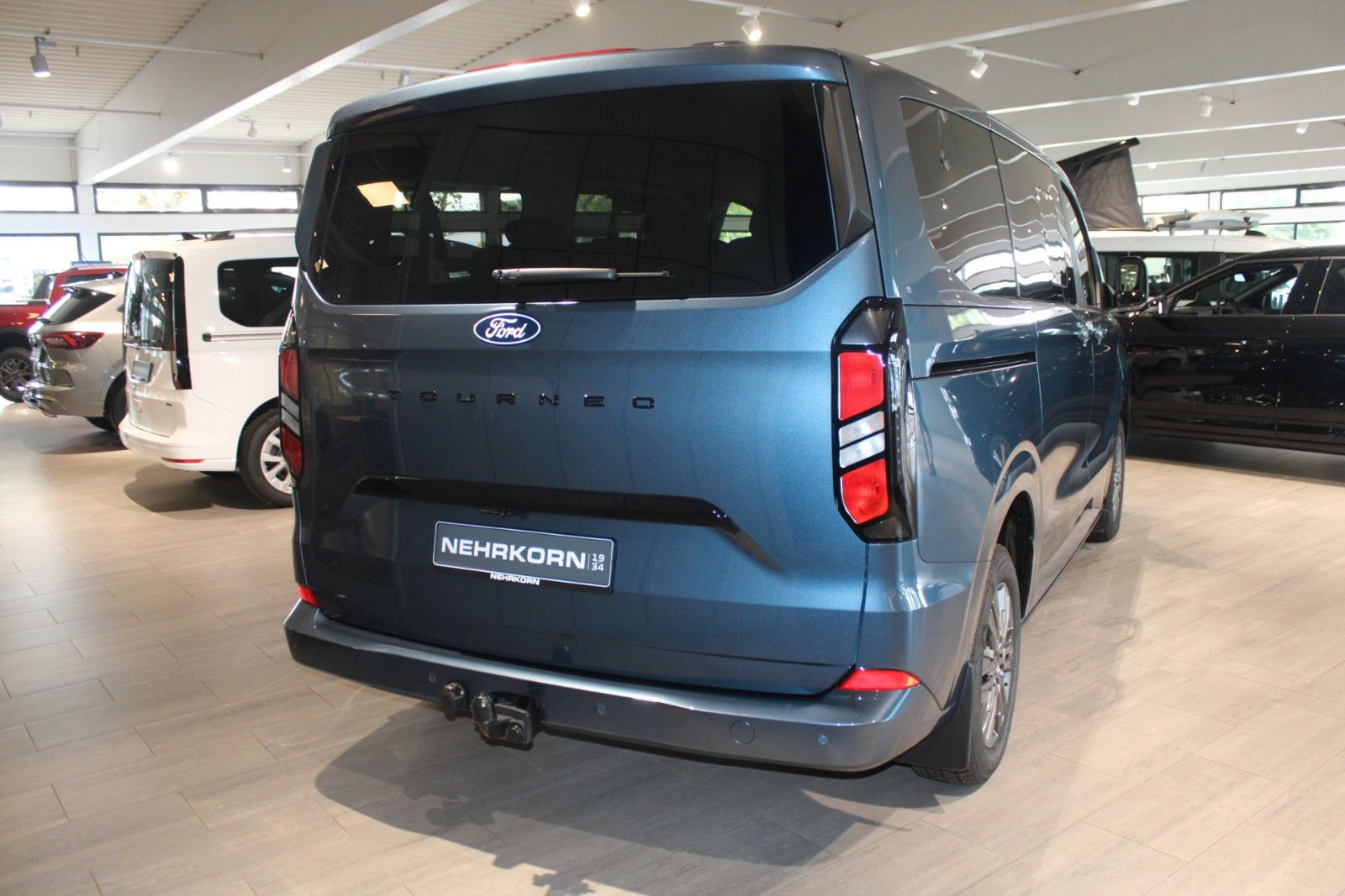 Fahrzeugabbildung Ford Tourneo Custom L1 Titanium 8-Sitze LED NAVI AHK