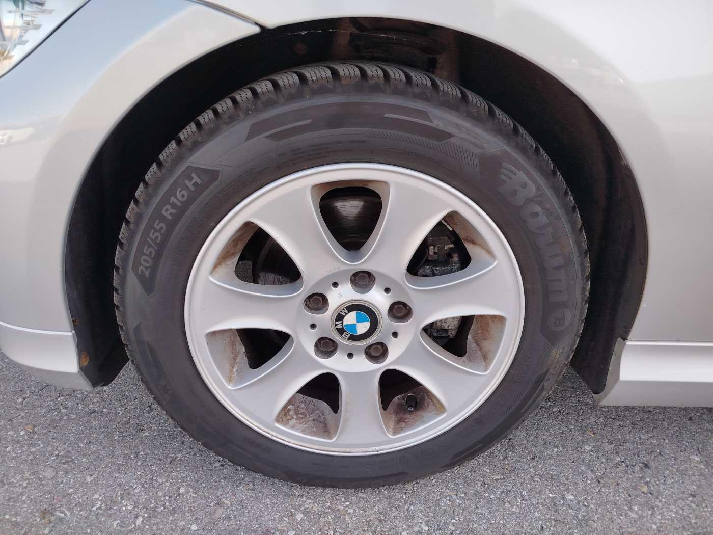 BMW 318 2010 — photo 8