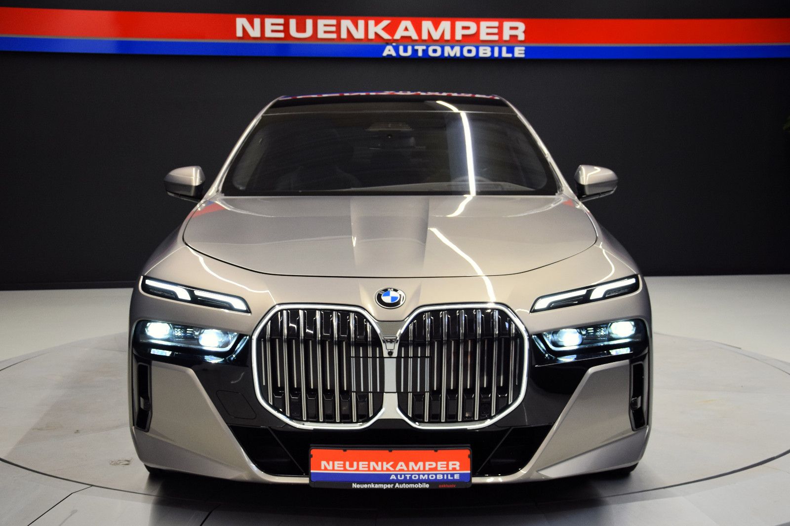 Fahrzeugabbildung BMW 740d xDrive M Sport Sky-Lounge AHK Standheizung