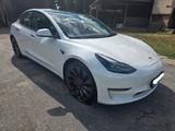 Tesla Model 3 Allradantrieb mit Dualmotor Performa...