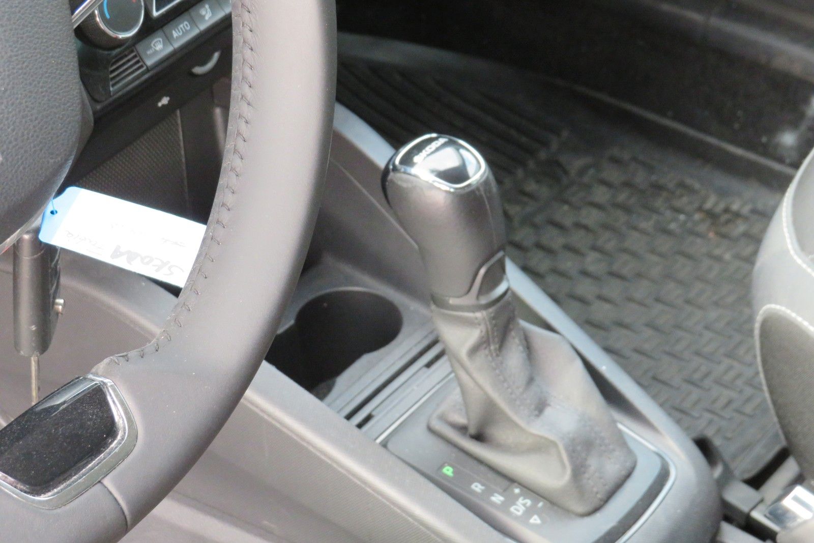 Fahrzeugabbildung SKODA Fabia Ambition DSG PDC NAVI SITZH APP 8-FACH 1.H