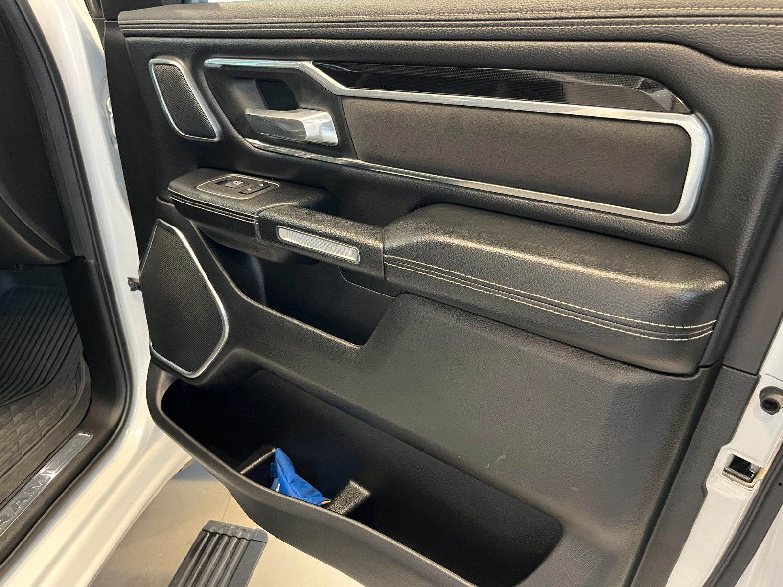 Fahrzeugabbildung Dodge RAM 1500 Crew Cab Laramie Night *Luftf.*Pano*LPG