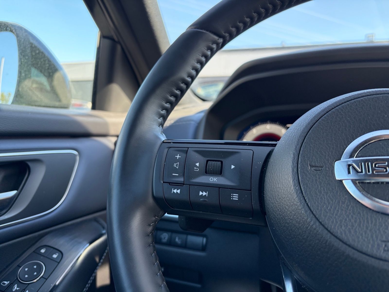 Fahrzeugabbildung Nissan Qashqai 1.3 DIG-T Tekna*Navi*AHK*360°Kamera*SHZ*