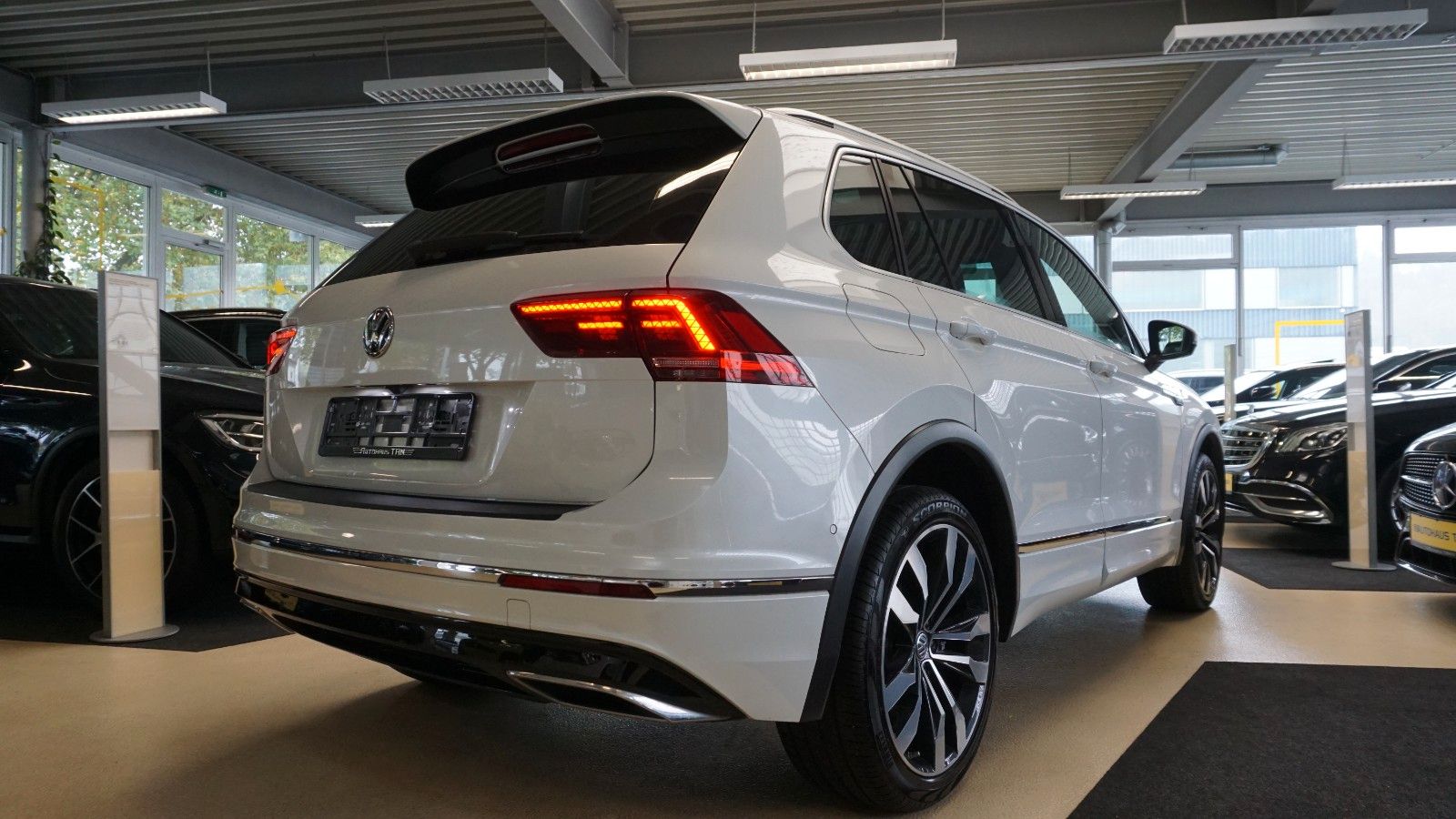 Fahrzeugabbildung Volkswagen Tiguan 4Motion R line *PANO*KAMERA*PERLMUTT*