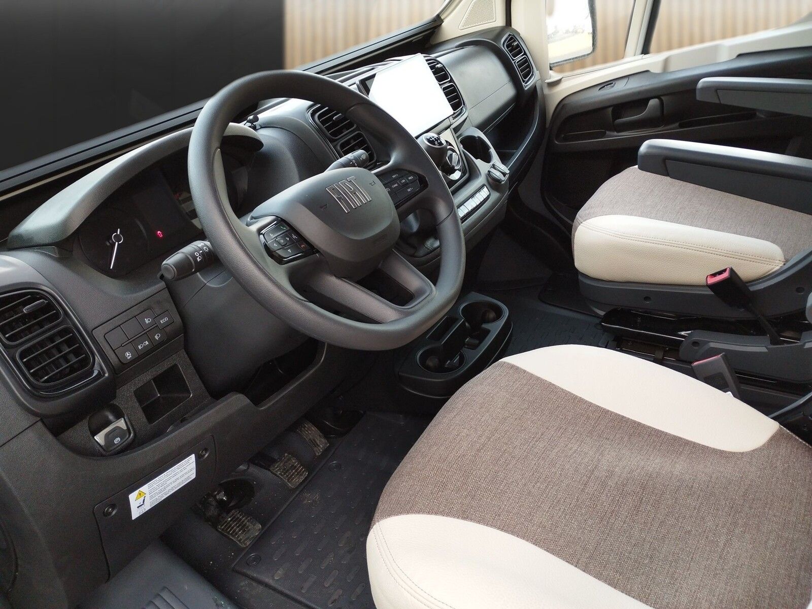 Fahrzeugabbildung Eura Mobil Van V 595 HB Alufelgen, RFK, Captain-Chair-Sitze