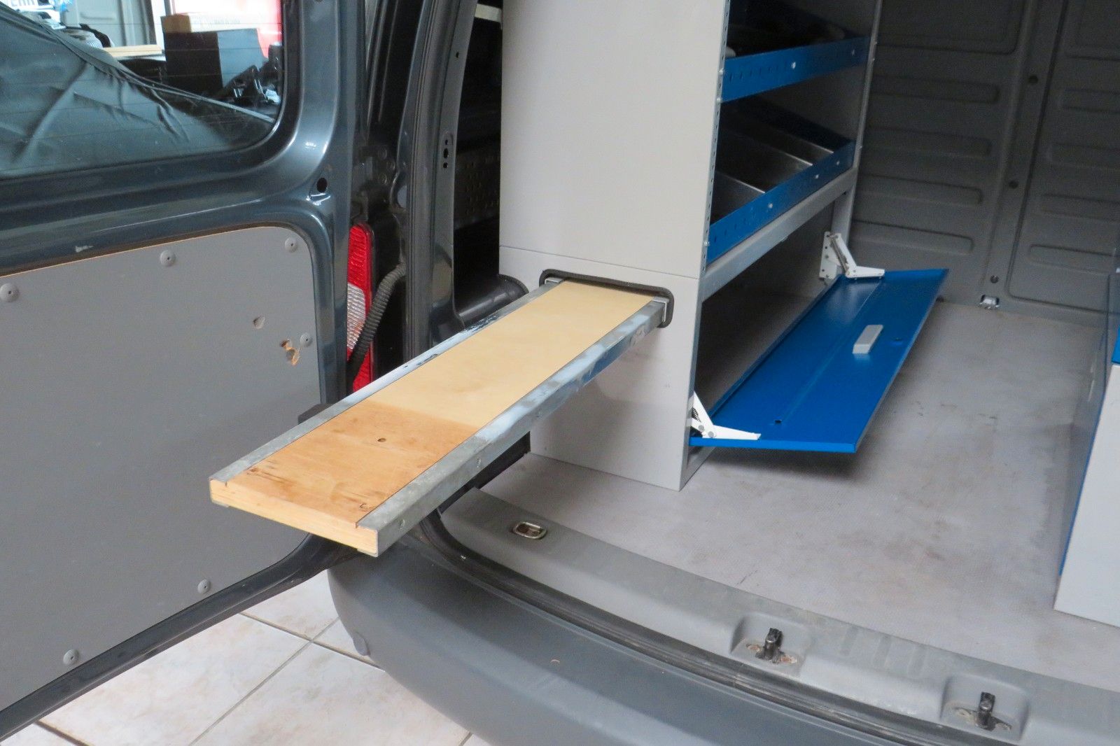 Fahrzeugabbildung Volkswagen Caddy Kasten KLIMA PDC WERKSTATTSCHRÄNKE 1.HAND