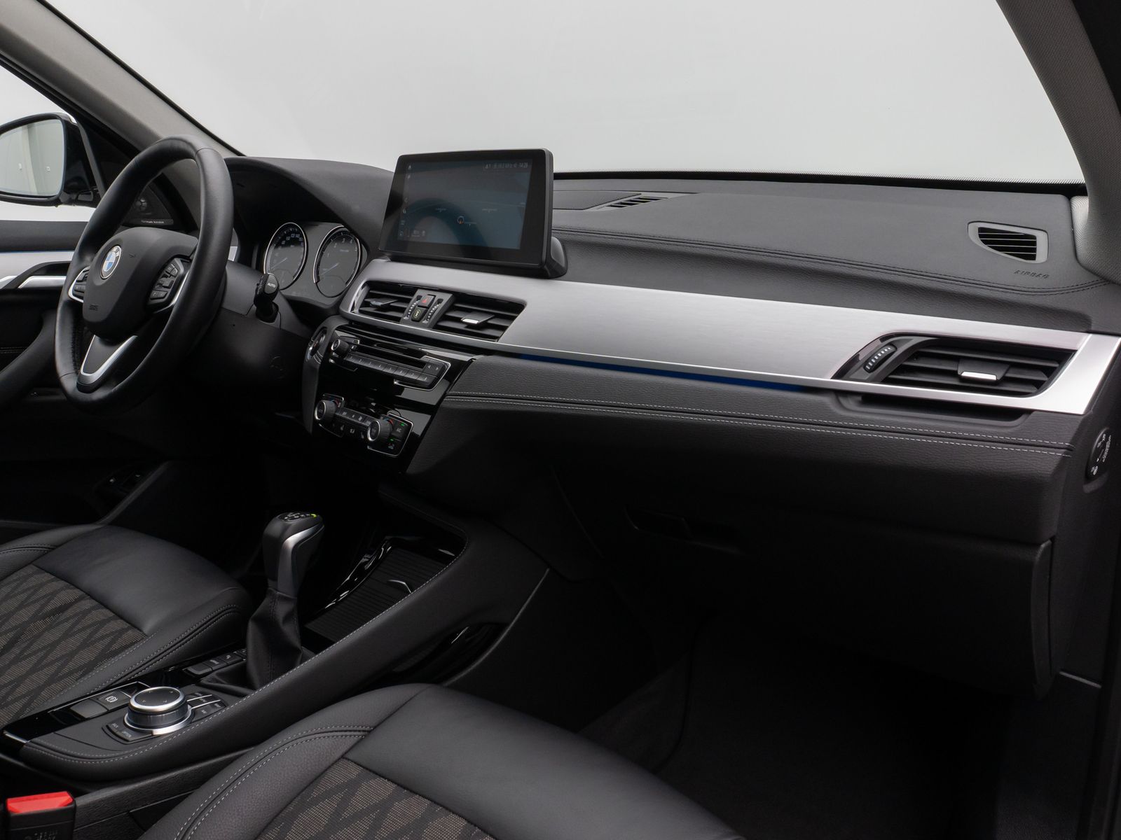 Fahrzeugabbildung BMW X1 xD25e xLine Panorama Kamera HUD DAB H/K AHK