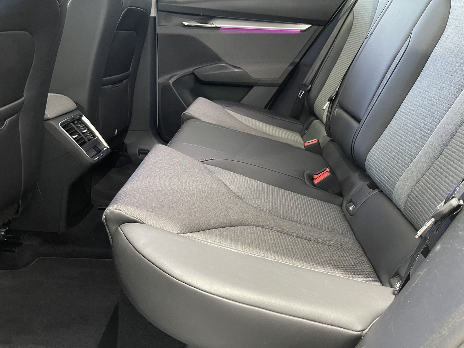 Fahrzeugabbildung SKODA Enyaq 60 Loft*Matrix-Beam*HeadUp*Leder*Cam*