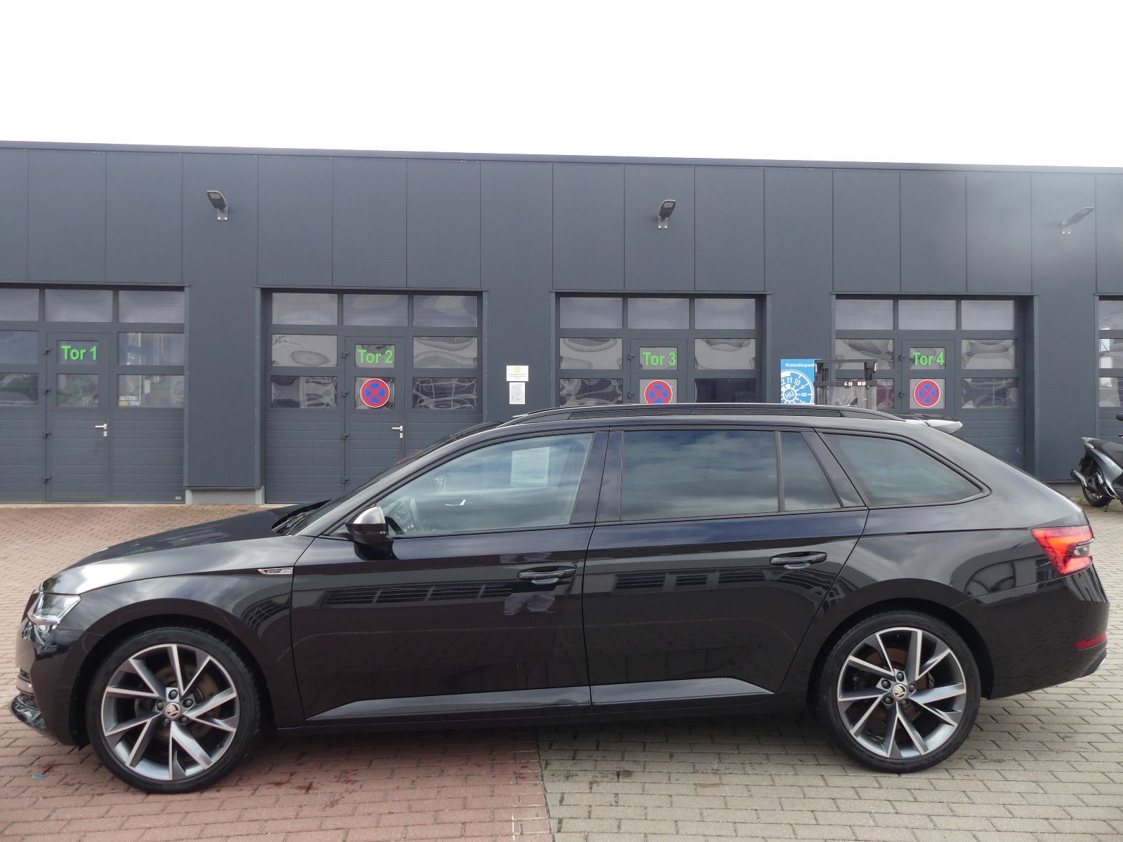 Fahrzeugabbildung SKODA Superb Combi Sportline 2,0 TDI DSG