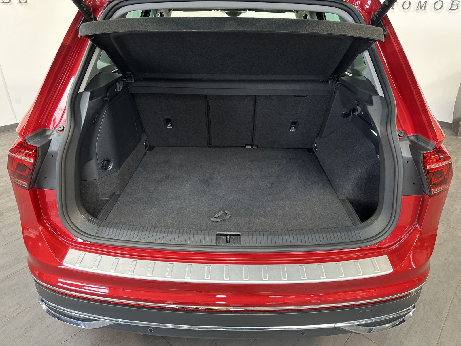 Fahrzeugabbildung Volkswagen Tiguan Elegance eHybrid NAV+LED+AHK+KAM+VCOCKPIT