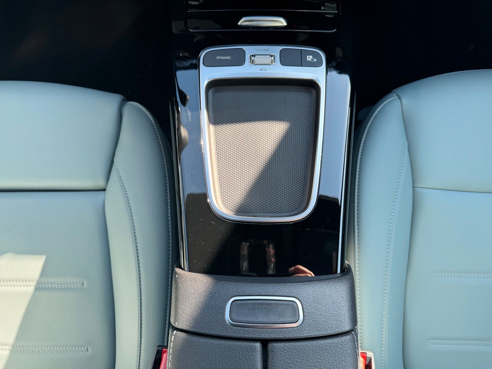 Fahrzeugabbildung Mercedes-Benz A 250 4Matic+AMG+AHK+Ambiente+RKF+Leder