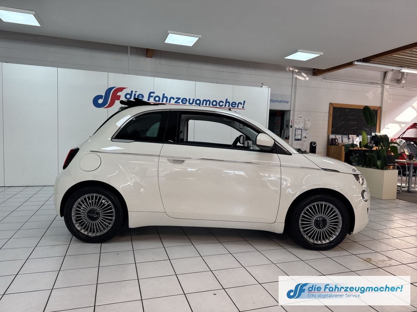 Fahrzeugabbildung Fiat 500 e Apple CarPlay Android Auto Klimaautom Fah