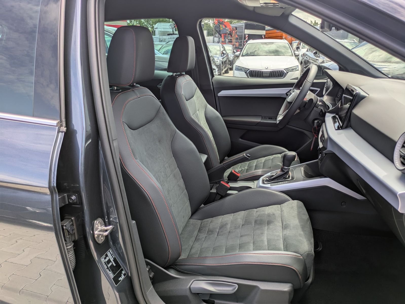 Fahrzeugabbildung SEAT Arona 1.5 TSI FR DSG AHK*ACC*LED*APP*DAB*KAMERA