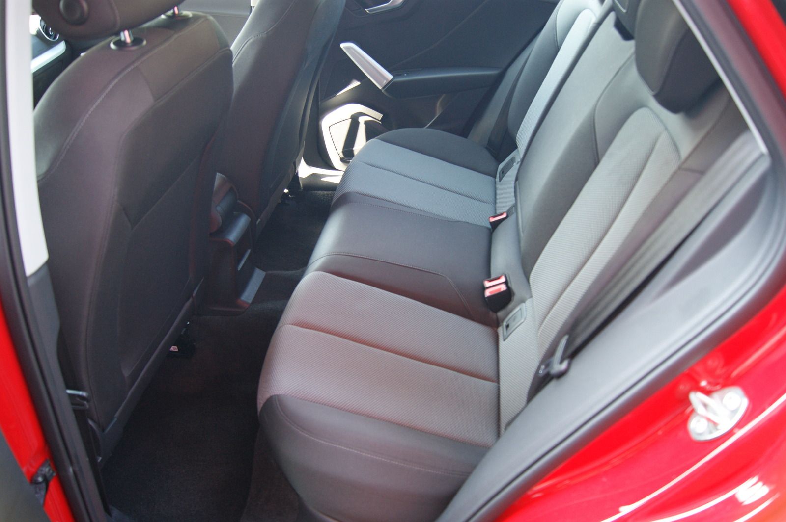 Fahrzeugabbildung Audi Q2 35 TDI design S-LINE AUDI-SOUND LED ANHZV PDC