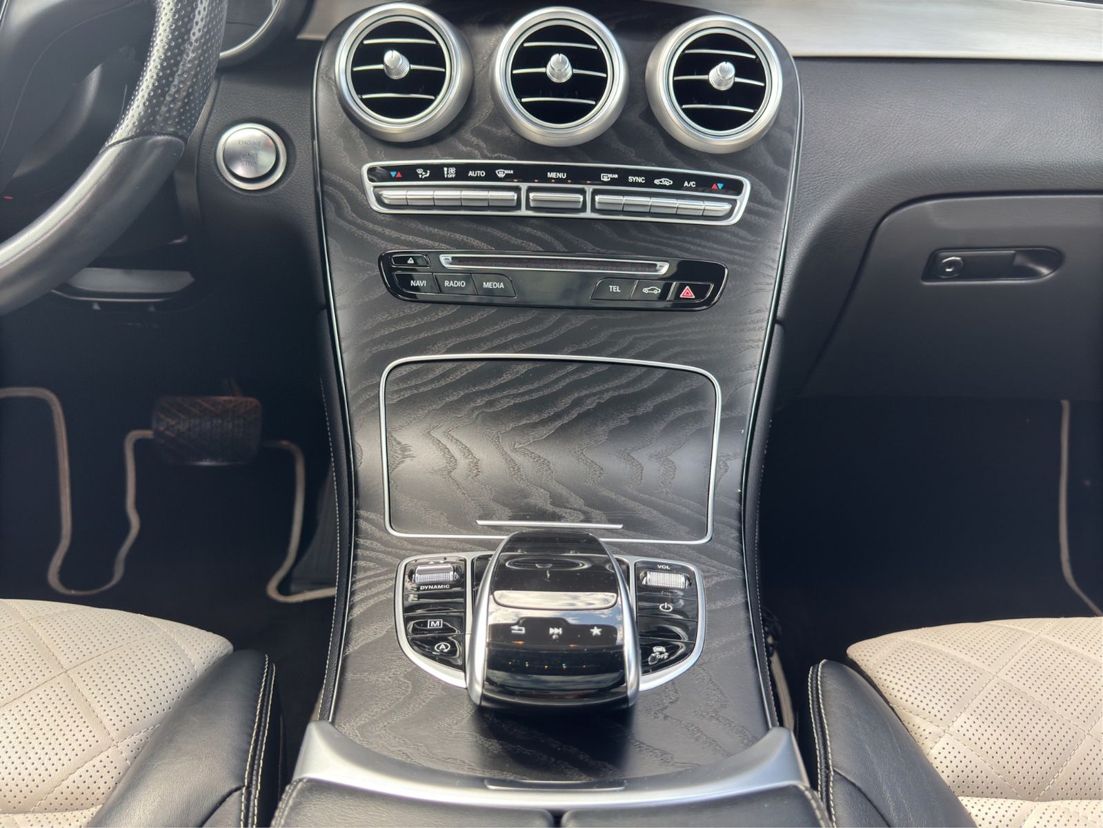 Fahrzeugabbildung Mercedes-Benz GLC 220 d 4Matic/AMG Line/Pano/ACC/Keyless Go