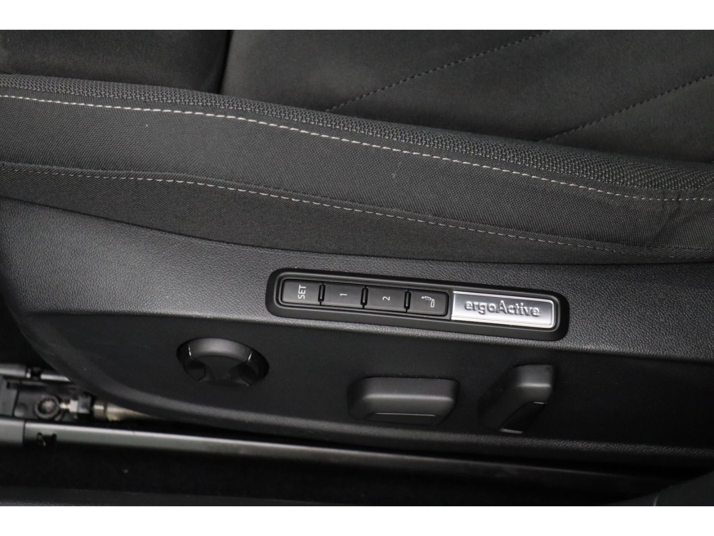 Fahrzeugabbildung Volkswagen Golf VIII 2.0 TDI DSG Style ACC Memory