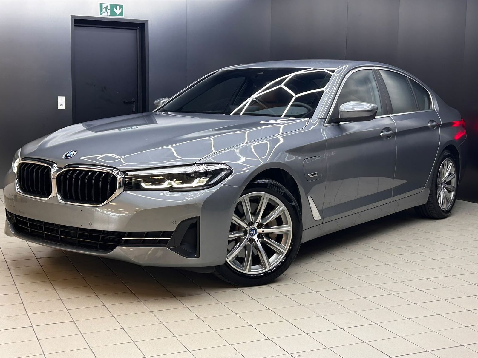 Fahrzeugabbildung BMW 530e xDri LEDER+VIRTU+PROF+LED+SHZ+KAMERA+TEMP+M
