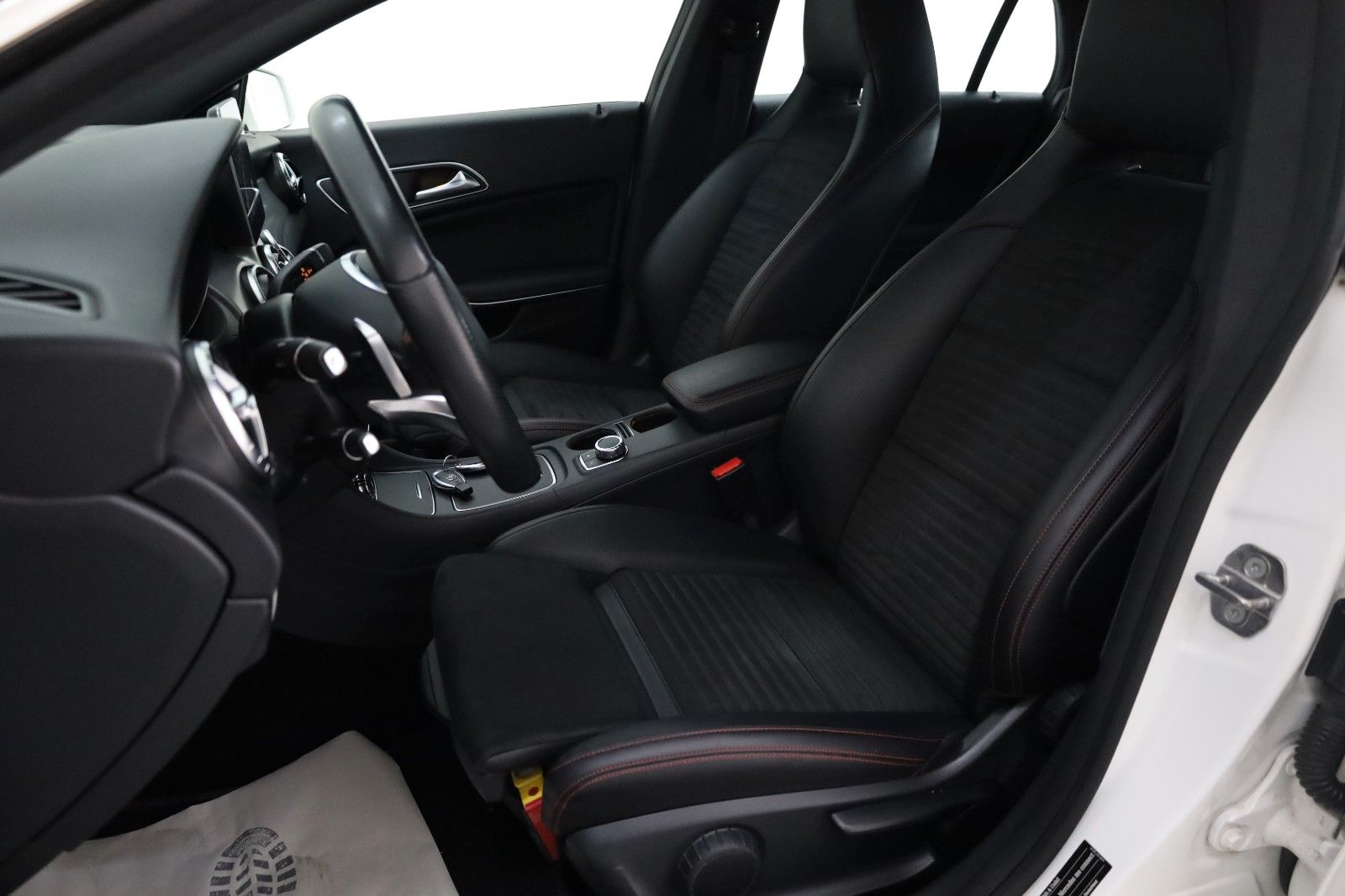 Fahrzeugabbildung Mercedes-Benz CLA 200 SB AMG Line TLeder,Navi,LED,SH,PDC,SR+WR