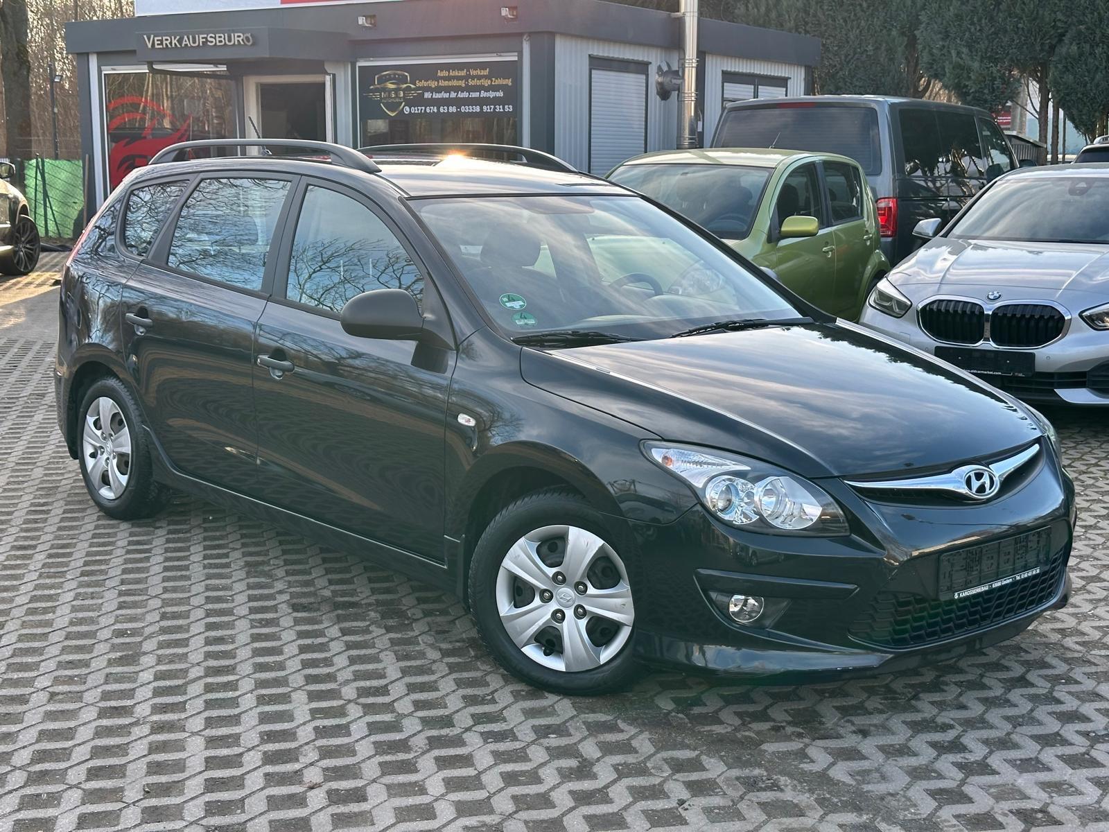 Hyundai i30 CW blue 1.6 CRDi 66 kW Classic