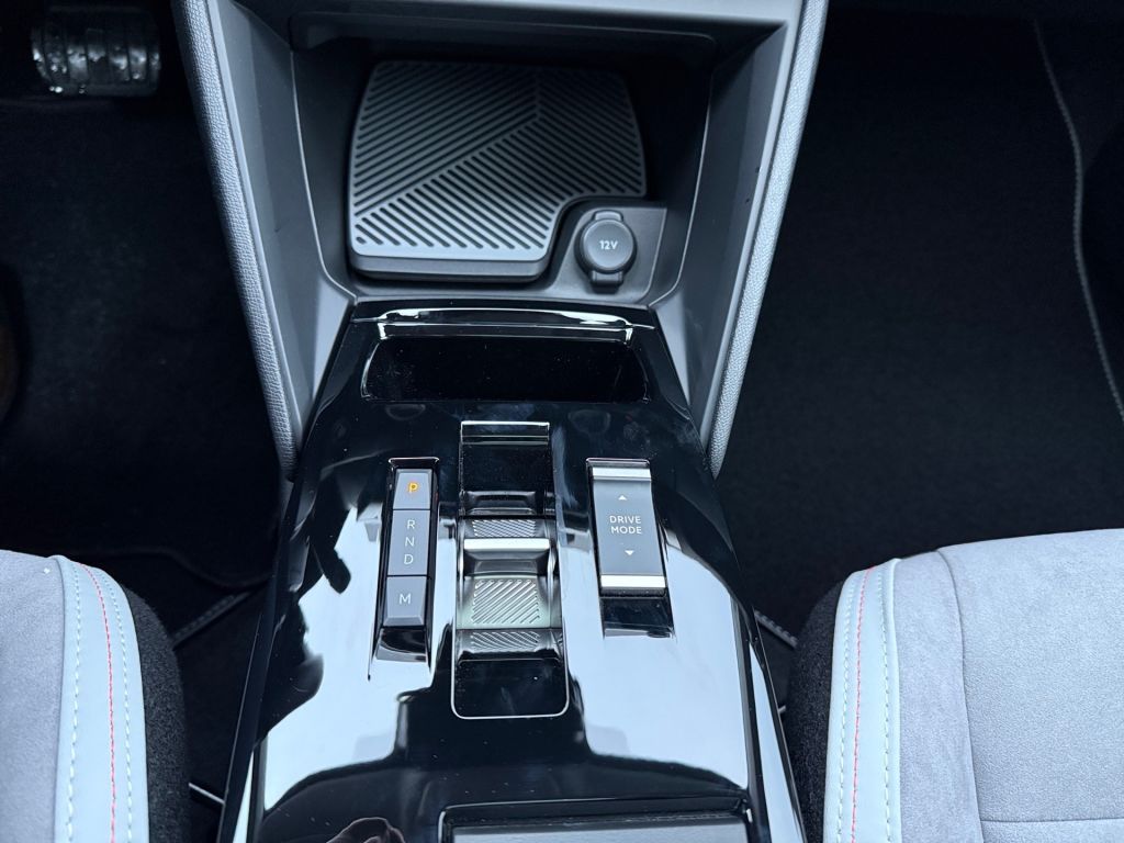 Fahrzeugabbildung Citroën C4 Hybrid 145 MAX - Vollausstattung*Massage*ACC