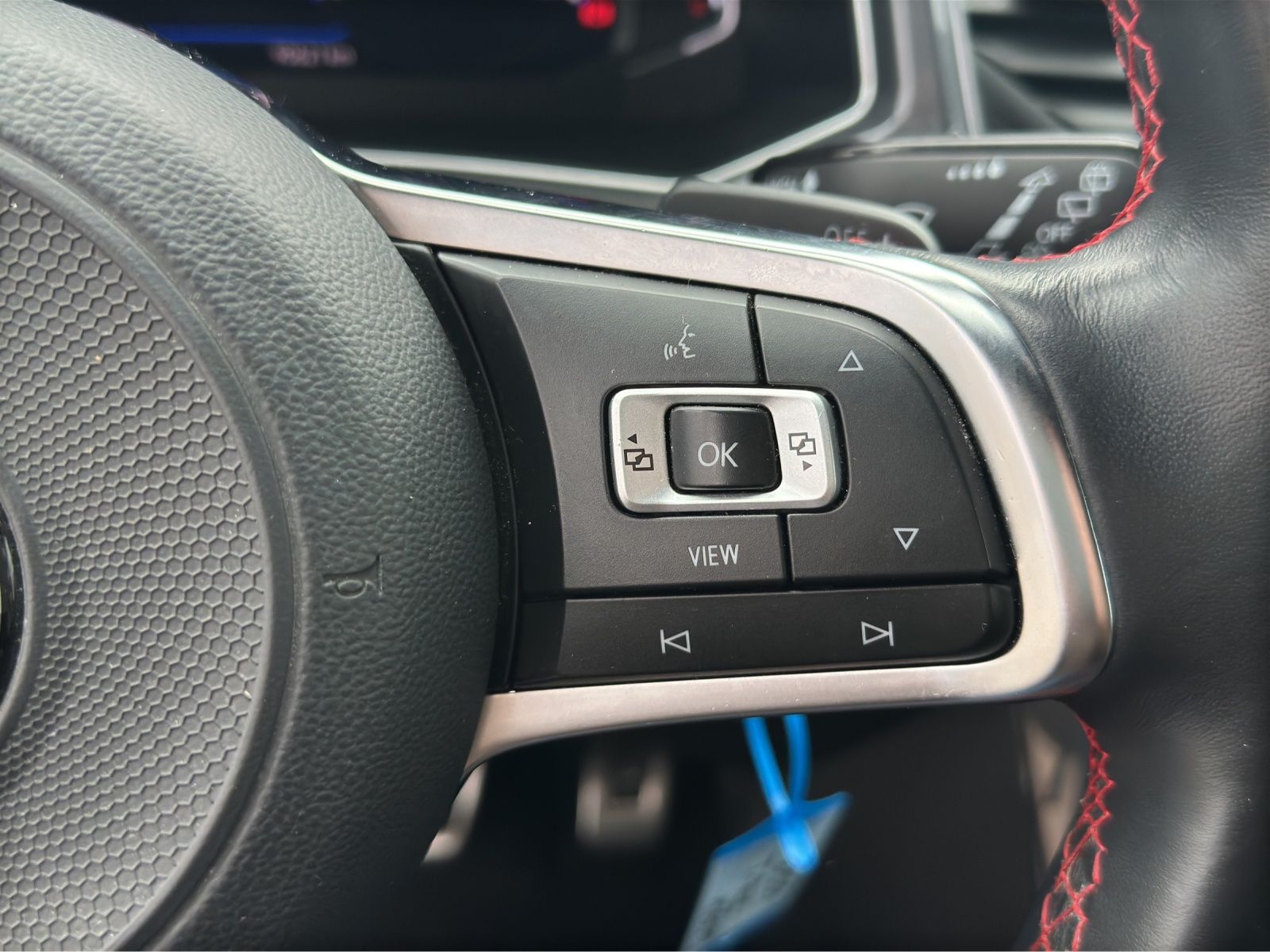 Fahrzeugabbildung Volkswagen T-Roc TDI Sport DSG LED ACC SHZ RearView Navi Kl