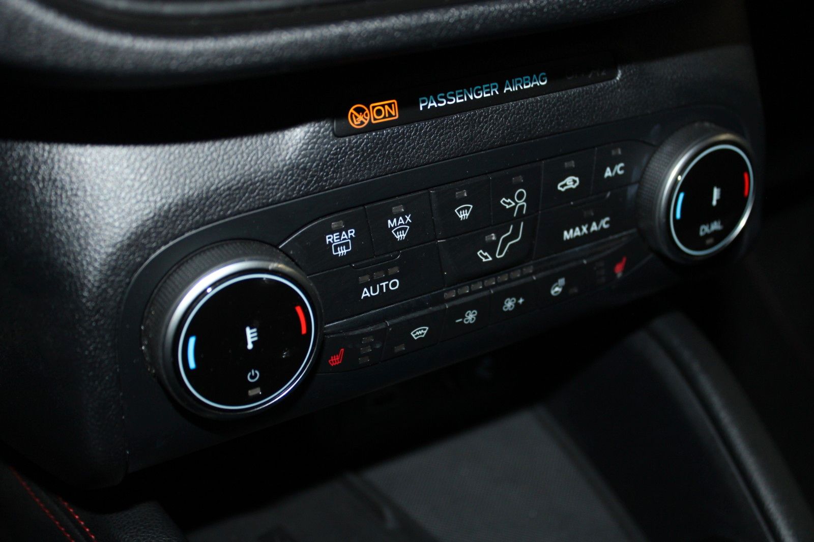 Fahrzeugabbildung Ford Kuga ST-Line X LED B&O HUD ACC WinterPaket uvm.