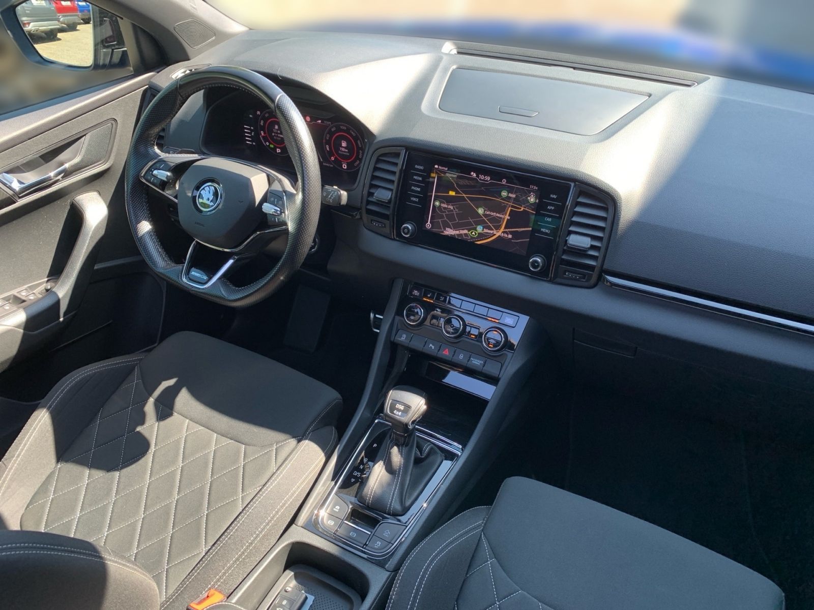 Fahrzeugabbildung SKODA Karoq 2.0 TSI DSG Sportline 4x4 OPF Pan.Dach
