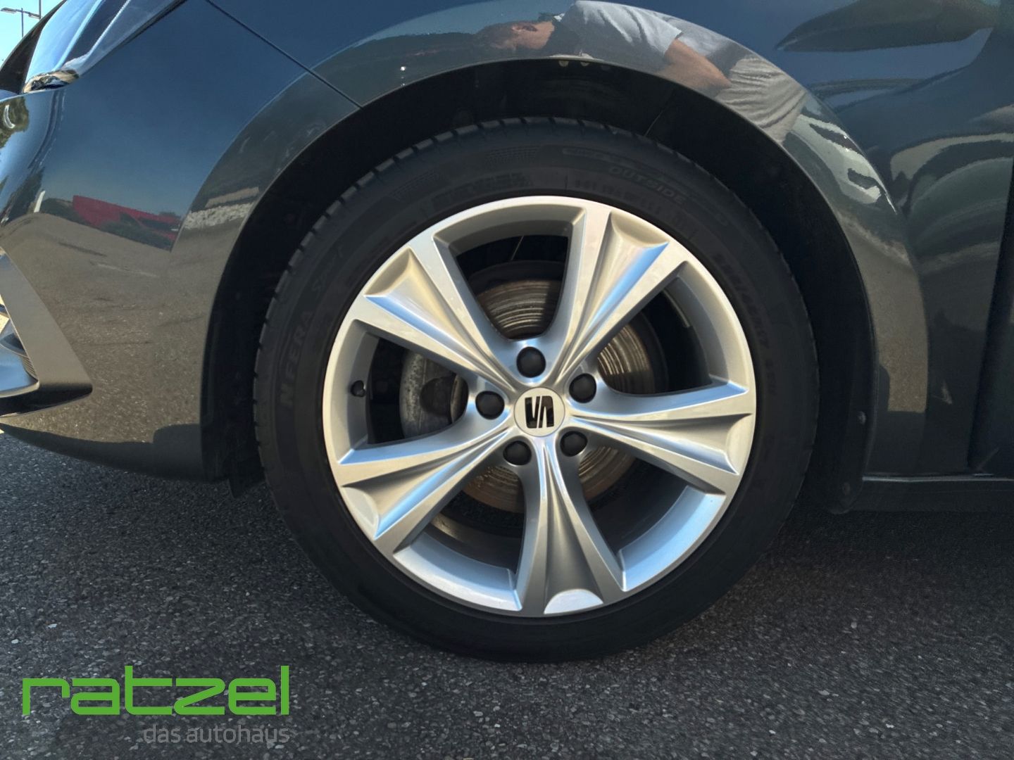 Fahrzeugabbildung SEAT Leon FR 1,5 eTSI 110 AHK Navi LED Digitales Cock