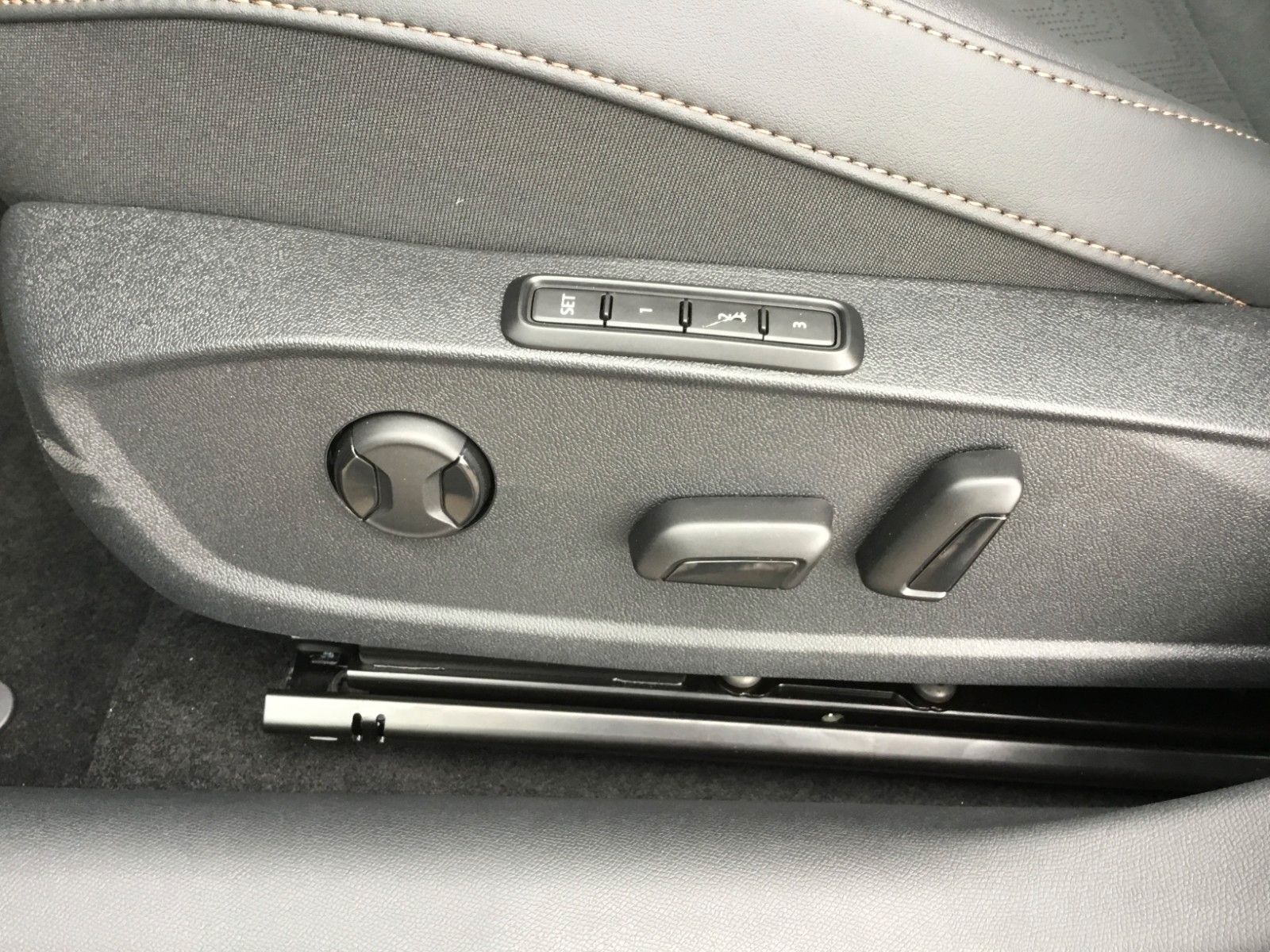 Fahrzeugabbildung CUPRA Formentor 2.0 TSI DSG 4WD+Pano+Matrix+AHK+19"