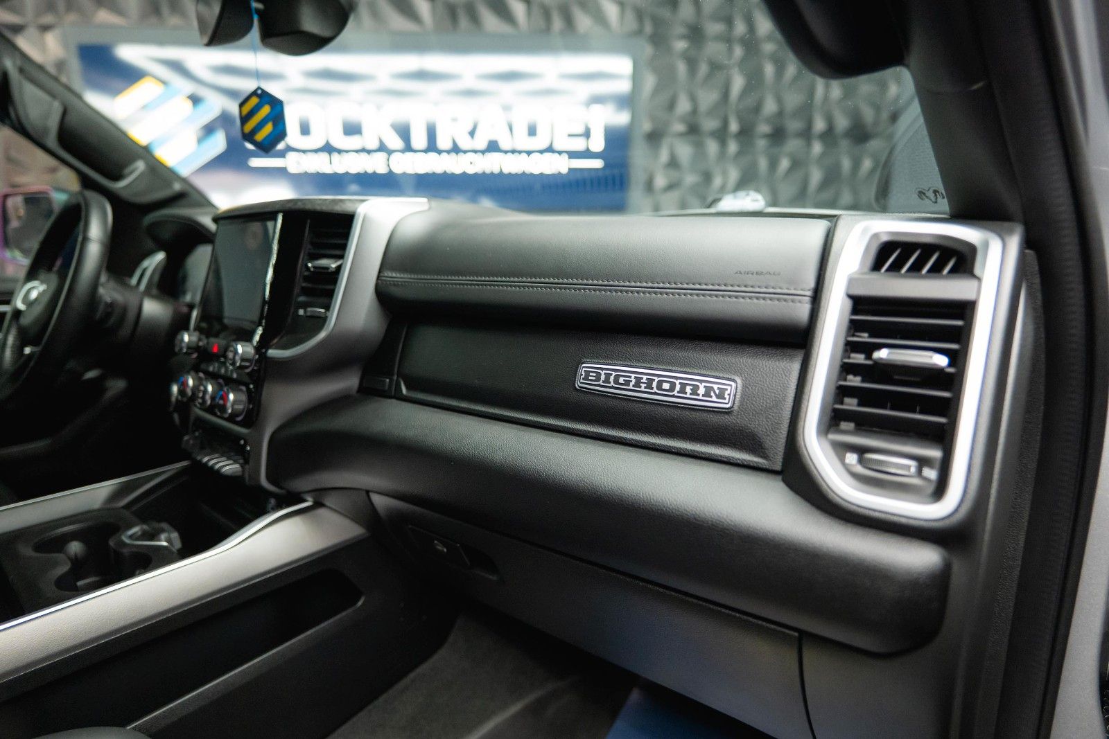 Fahrzeugabbildung Dodge RAM 5.7 V8 HEMI 4x4 OFFROAD LONGBED Seilwinde 5T