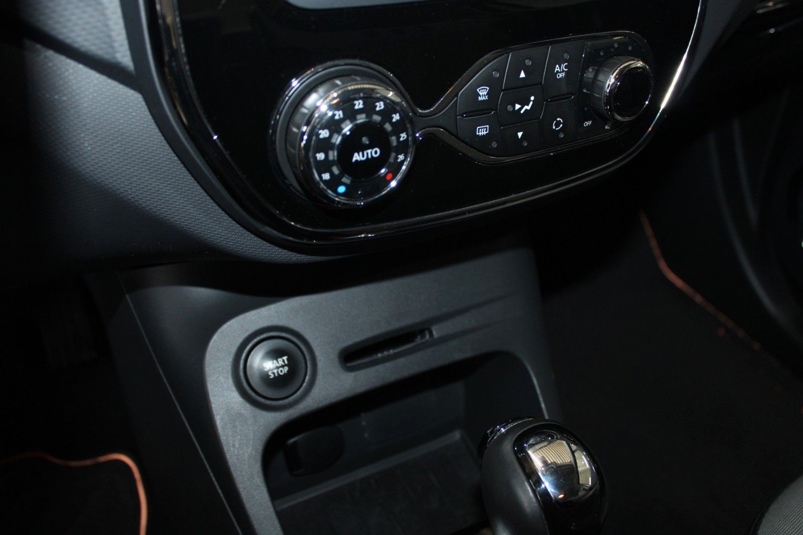 Fahrzeugabbildung Renault Captur Luxe 120 AUTOMATIK AHK NAVI CAM Klimaauto