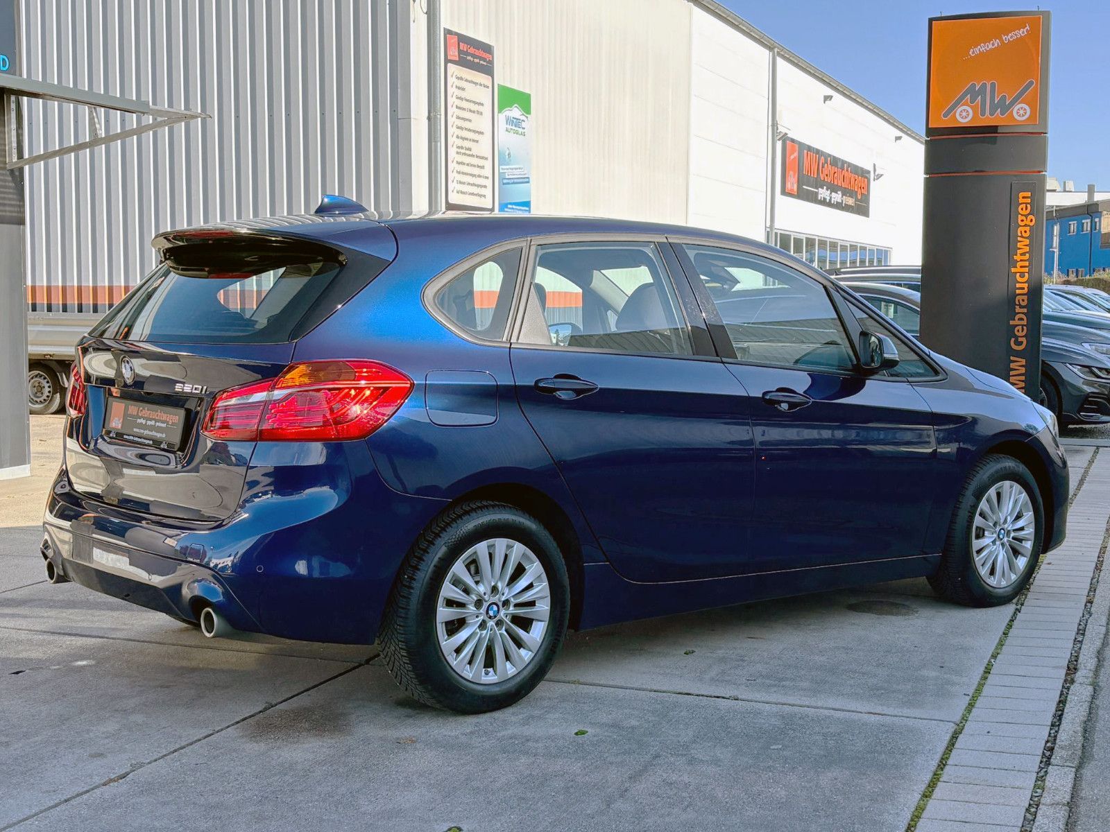 Fahrzeugabbildung BMW 220i Active Tourer Steptr. Advantage HUD ACC KAM