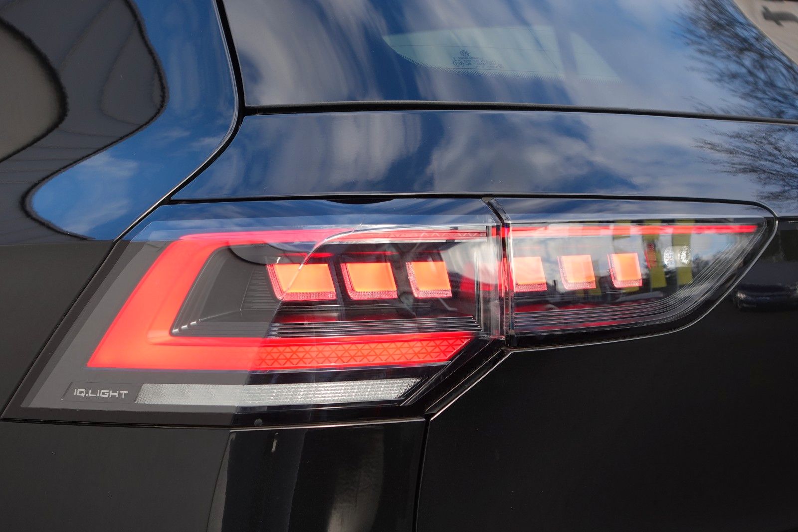 Fahrzeugabbildung Volkswagen Golf VIII R 2.0TSI 4Motion,Akrapovič,Pano,Matrix