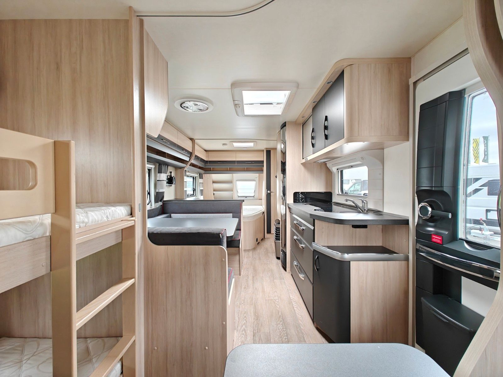 Fahrzeugabbildung Hobby De Luxe Edition 650 KMFe - Etagenbetten, 2x Sitz