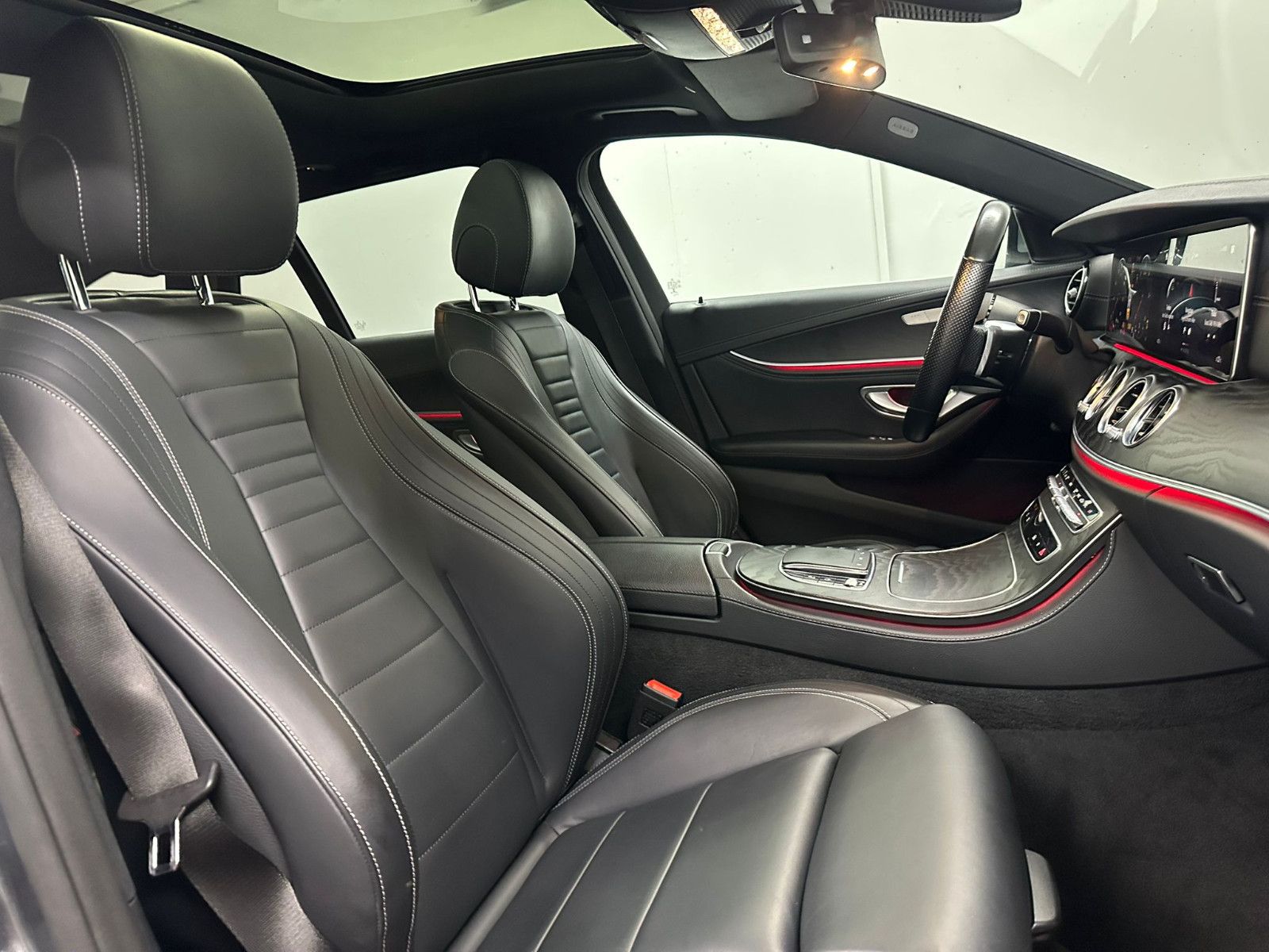 Fahrzeugabbildung Mercedes-Benz E 400 d 4MATIC T *AMG-LINE*PANO*AHK*LEDER*