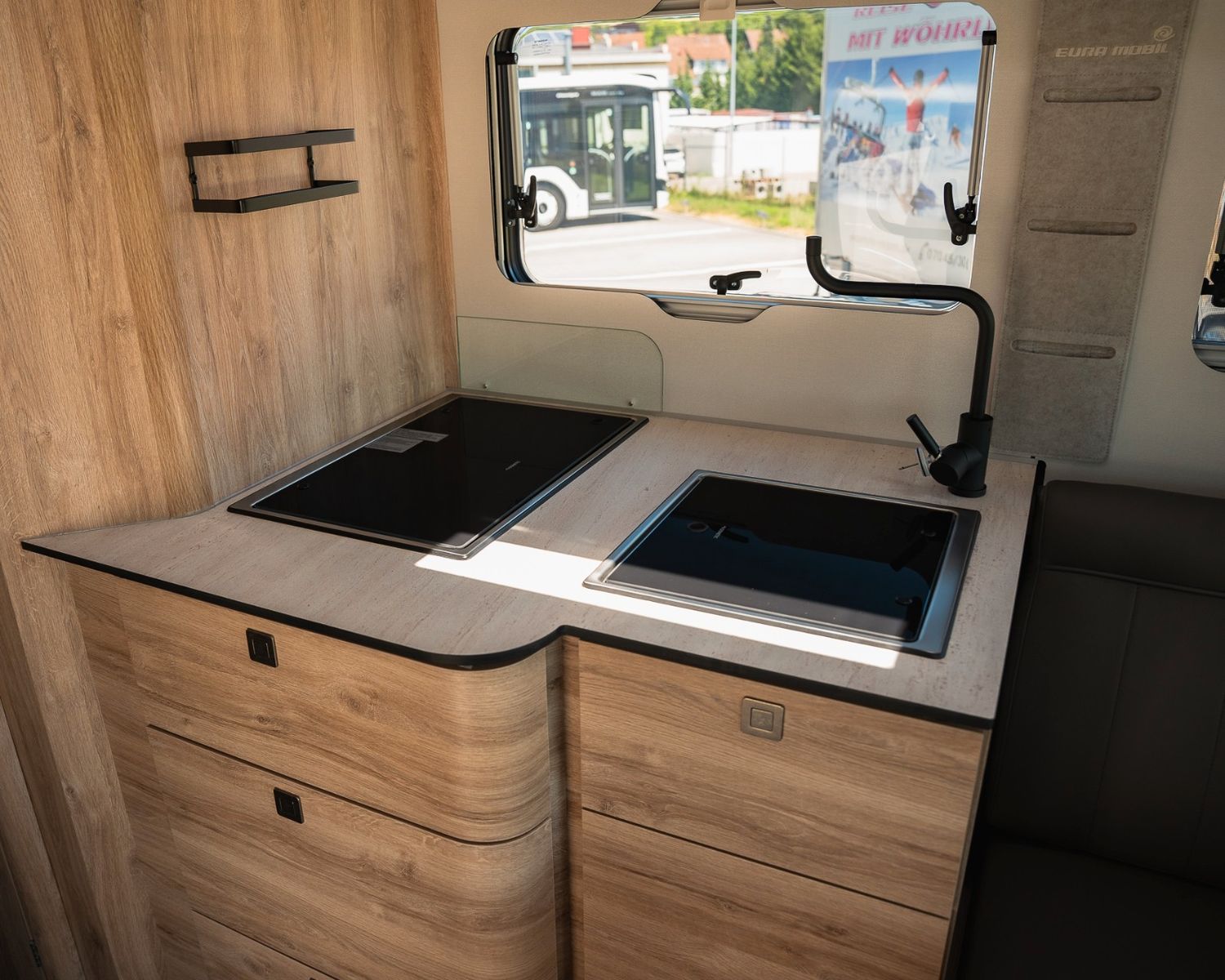 Fahrzeugabbildung Eura Mobil Integra Line 726 EF GT Delta / Hubstützen
