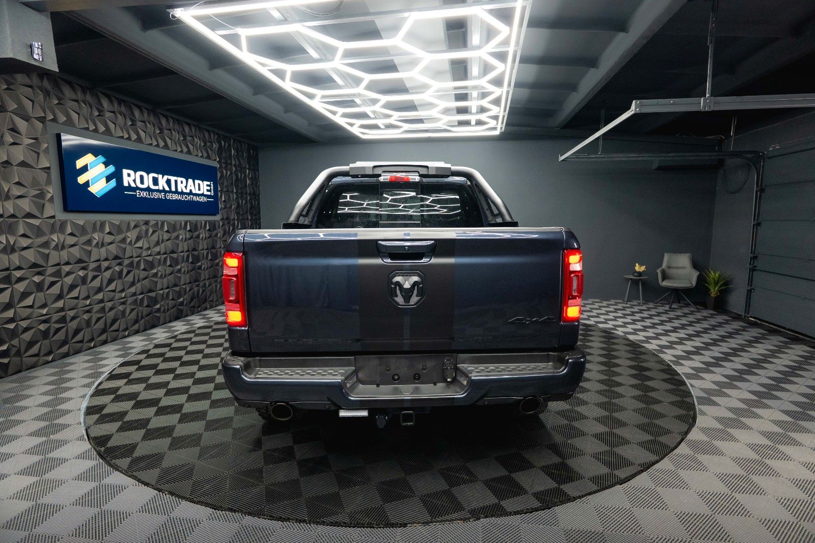 Fahrzeugabbildung Dodge RAM 5.7 V8 HEMI 4x4 Offroad LARAMIE Night 19%