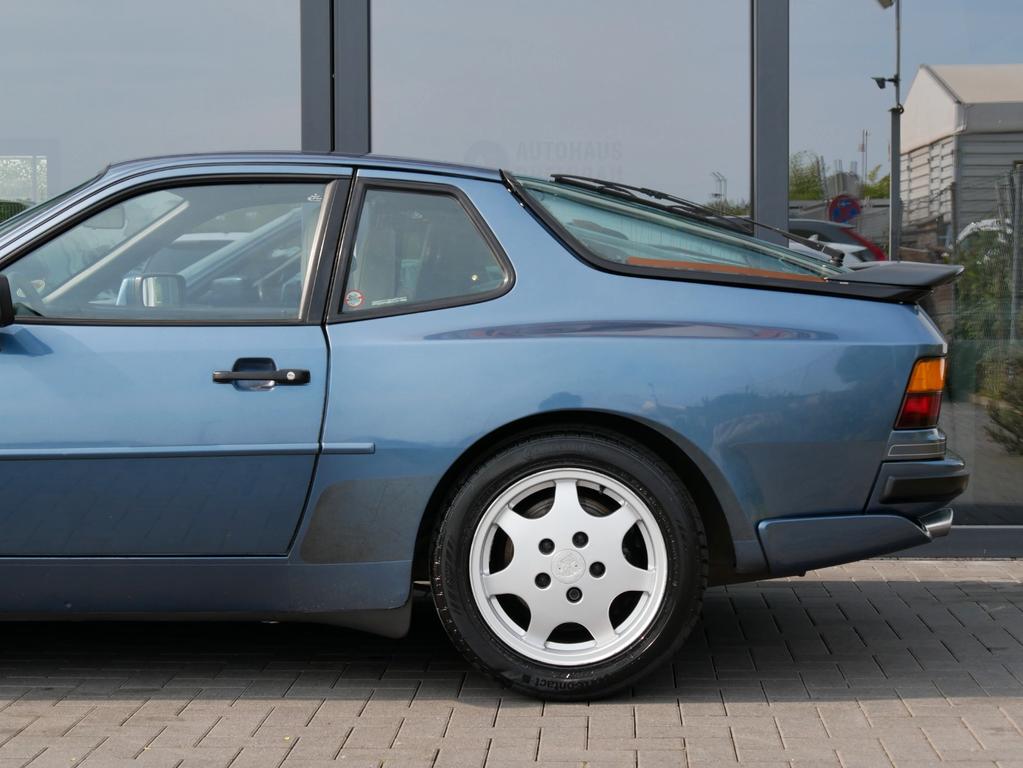 Porsche 944