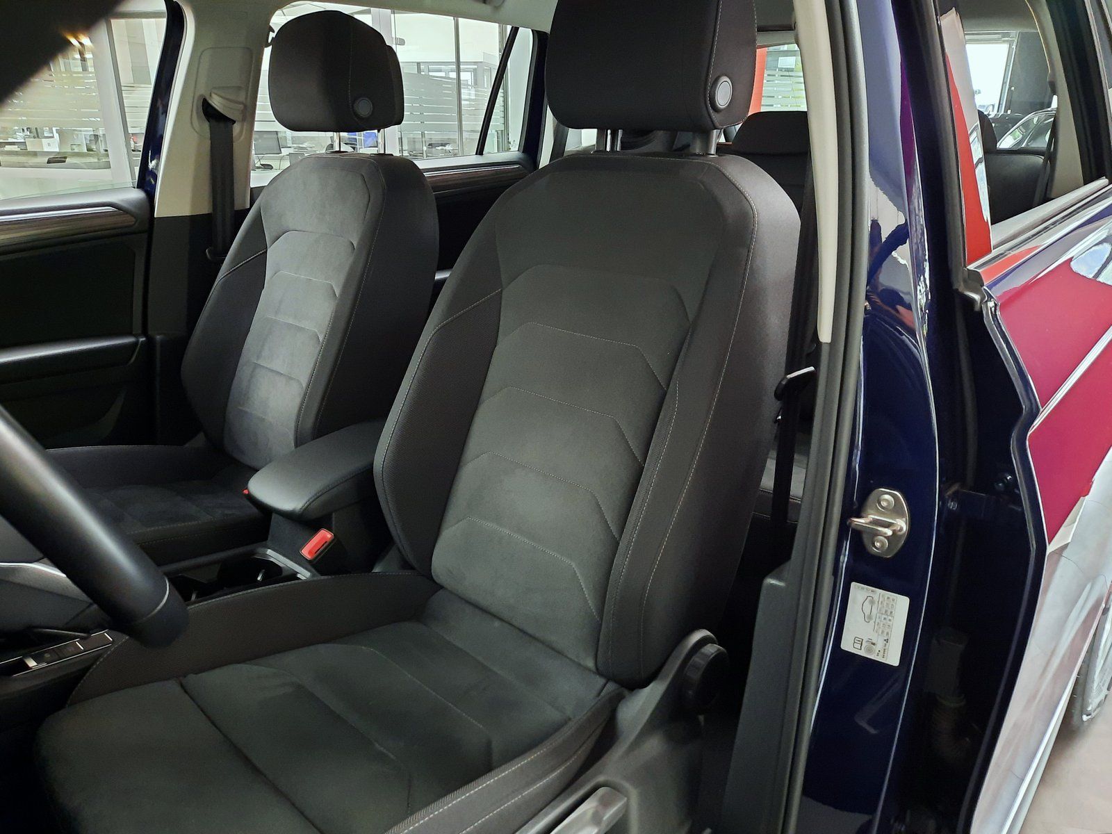 Fahrzeugabbildung Volkswagen Tiguan Allspace Life TDI DSG *AHK*Navi*LED*PDC*